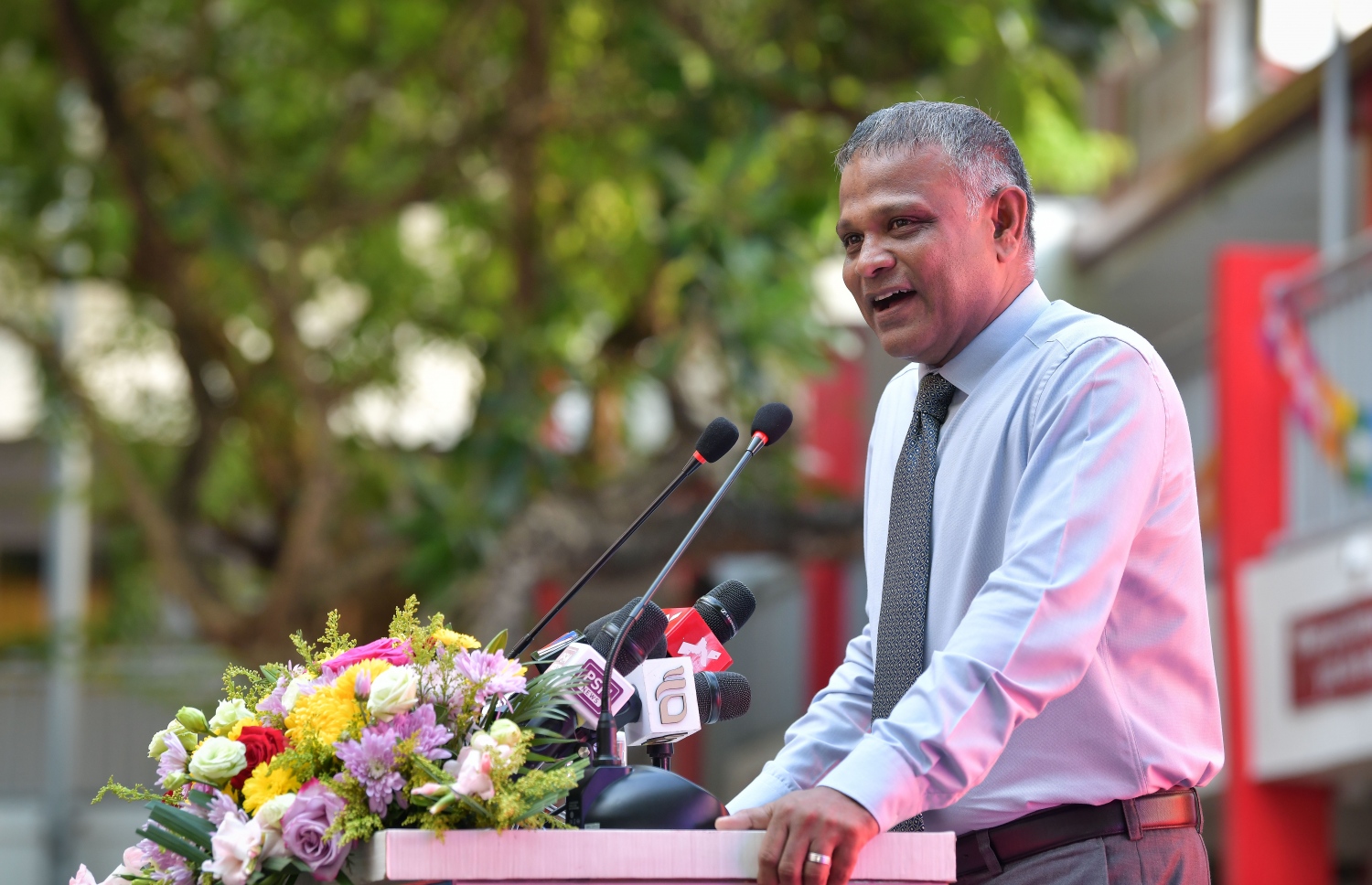 މާލެ- 25 މާޗް 2019: ފައިސާގެ މުހިއްމުކަމާއި އިގްތިސާދު ކުރެވޭނެ ރަނގަޅު ގޮތްތަކާ ގުޅޭ ގޮތުން ކުޑަކުދިންނާއި ޒުވާނުން ހޭލުންތެރިކުރުމަށް ކުރިއަށްގެންދާ ގްލޯބަލް މަނީ ވީކް ކެމްޕެއިން އިފްތިތާހުކުރުމަށް އިސްކަންދަރު ސްކޫލުގައި ބޭއްވި ރަސްމިއްޔާތުގައި ހަޔާ އެޑިއުކޭޝަން މިނިސްޓަރު ޑރ. އިބްރާހިމް ހަސަން ވާހަކަ ދައްކަވަނީ --. ފޮޓޯ: ނިޝާން އަލީ/މިހާރު