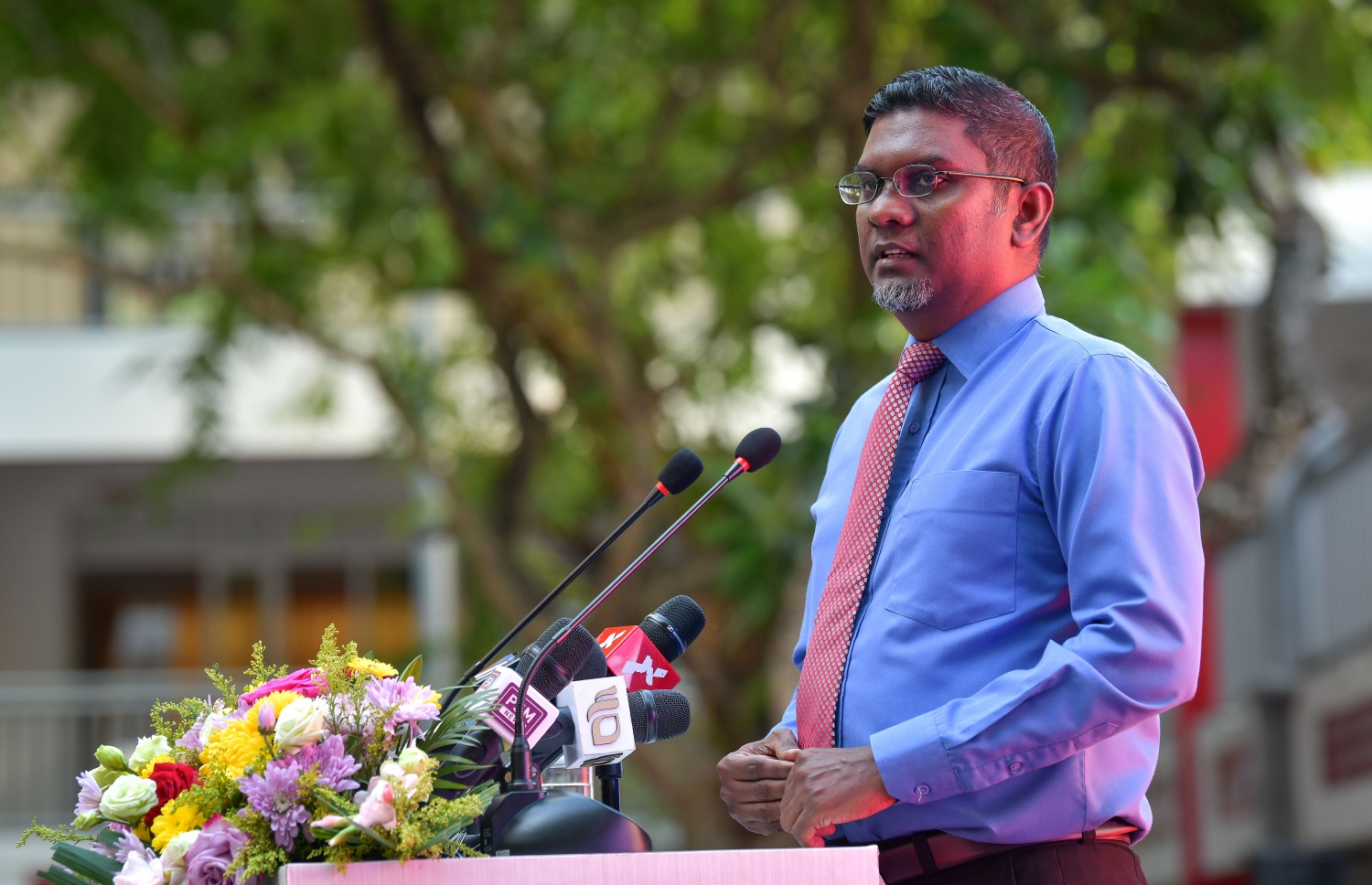 މާލެ- 25 މާޗް 2019: ފައިސާގެ މުހިއްމުކަމާއި އިގްތިސާދު ކުރެވޭނެ ރަނގަޅު ގޮތްތަކާ ގުޅޭ ގޮތުން ކުޑަކުދިންނާއި ޒުވާނުން ހޭލުންތެރިކުރުމަށް ކުރިއަށްގެންދާ ގްލޯބަލް މަނީ ވީކް ކެމްޕެއިން އިފްތިތާހުކުރުމަށް އިސްކަންދަރު ސްކޫލުގައި ބޭއްވި ރަސްމިއްޔާތުގައި ގަވަރުނަރު އަހުމަދު ނަސީރު ވާހަކަ ދައްކަވަނީ --. ފޮޓޯ: ނިޝާން އަލީ/މިހާރު