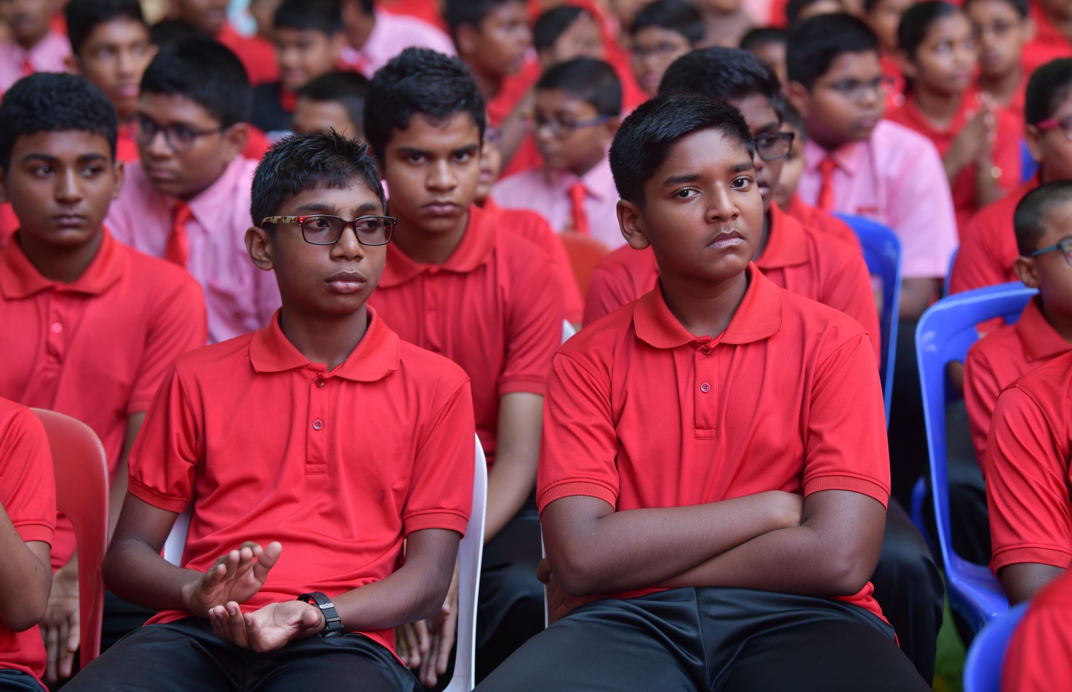 މާލެ-  25 މާޗް 2019: ފައިސާގެ މުހިއްމުކަމާއި އިގްތިސާދު ކުރެވޭނެ ރަނގަޅު ގޮތްތަކާ ގުޅޭ ގޮތުން ކުޑަކުދިންނާއި ޒުވާނުން ހޭލުންތެރިކުރުމަށް ކުރިއަށްގެންދާ ގްލޯބަލް މަނީ ވީކް ކެމްޕެއިން އިފްތިތާހުކުރުމަށް އިސްކަންދަރު ސްކޫލުގައި ބޭއްވި ރަސްމިއްޔާތުގައި ބައިވެރިވި އެ ސްކޫލުގެ ބައެއް ދަރިވަރުން--. ފޮޓޯ: ނިޝާން އަލީ/މިހާރު