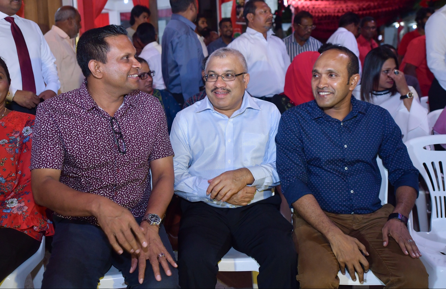 އދ. މާމިގިލި: މާޗް 25، 2019- އަންނަ މަހު ބާއްވާ އާންމު އިންތިޚާބުގައި މާމިގިލި ދާއިރާ އަށް ތިންވަނަ ދައުރަކަށް ކުރިމަތިލައްވާފައިވާ ޖުމްހޫރީ ޕާޓީގެ ލީޑަރު ގާސިމް އިބްރާހިމްގެ ކެމްޕެއިން ފެށުމަށް ބޭއްވި ހަފުލާގައި ކުރީގެ ދެ ނައިބު ރައީސުން ކަމަށް ޑރ. މުހައްމަދު ޖަމީލް އަހުމަދު އަބްދުﷲ ޖިހާދު އަދި ކުރީގެ ޑިފެންސް މިނިސްޓަރު މުހައްމަދު ނާޒިމް ބައިވެރިވެވަޑައިގަންނަވަނީ.---ފޮޓޯ: ހުސައިން ވަހީދު/މިހާރު