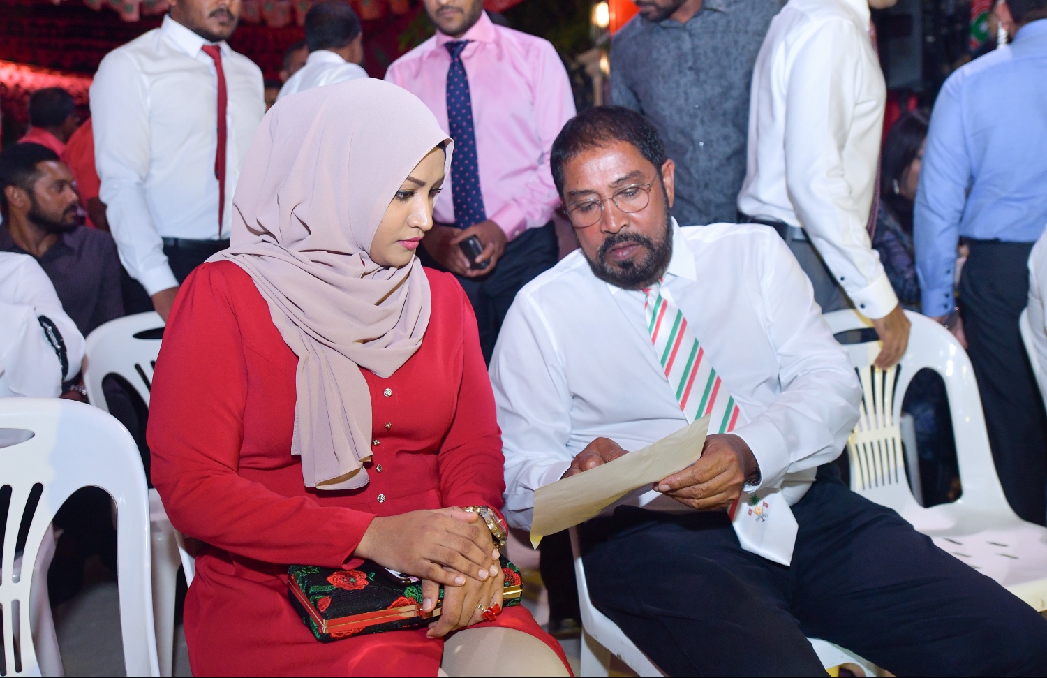 އދ. މާމިގިލި: މާޗް 25، 2019- އަންނަ މަހު ބާއްވާ އާންމު އިންތިޚާބުގައި މާމިގިލި ދާއިރާ އަށް ތިންވަނަ ދައުރަކަށް ކުރިމަތިލައްވާ ޖުމްހޫރީ ޕާޓީގެ ލީޑަރު ގާސިމް އިބްރާހިމްގެ ކެމްޕެއިން ފެށުމަށް ބޭއްވި ރަސްމިއްޔާތުގައި އެމނިކުފާނާއި ހަގު އަނބިކަނބަލުން އަދި ޓްރާންސްޕޯޓް މިނިސްޓަރު އާއިޝަތު ނަހުލާ ޖަލްސާގެ އެޖެންޑާ ބައްލަވާލައްވަނީ.---ފޮޓޯ: ހުސައިން ވަހީދު/މިހާރު