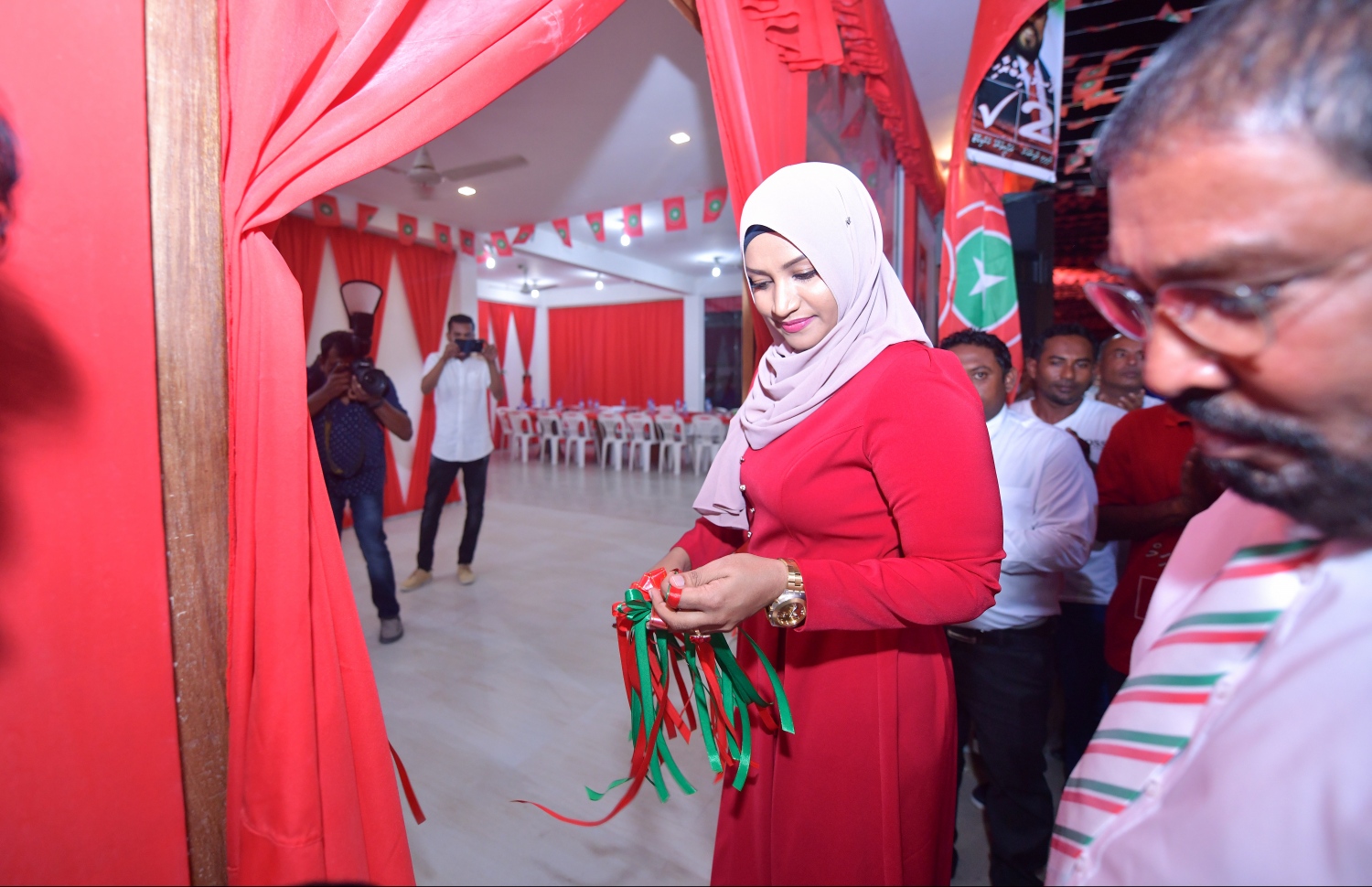 އދ. މާމިގިލި: މާޗް 25، 2019- އަންނަ މަހު ބާއްވާ އާންމު އިންތިޚާބުގައި މާމިގިލި ދާއިރާ އަށް ތިންވަނަ ދައުރަކަށް ކުރިމަތިލައްވާ ޖުމްހޫރީ ޕާޓީގެ ލީޑަރު ގާސިމް އިބްރާހިމްގެ ކެމްޕެއިން ފެށުމަށް ބޭއްވި ރަސްމިއްޔާތުގެ ތެރެއިން، އެމަނިކުފާނުގެ ކެޕްމެއިން ޖަގަހަ ހަގު އަނބިކަނބަލުން އާއިޝަތު ނަހުލާ ހުޅުއްވައި ދެއްވަނީ.---ފޮޓޯ: ހުސައިން ވަހީދު/މިހާރު