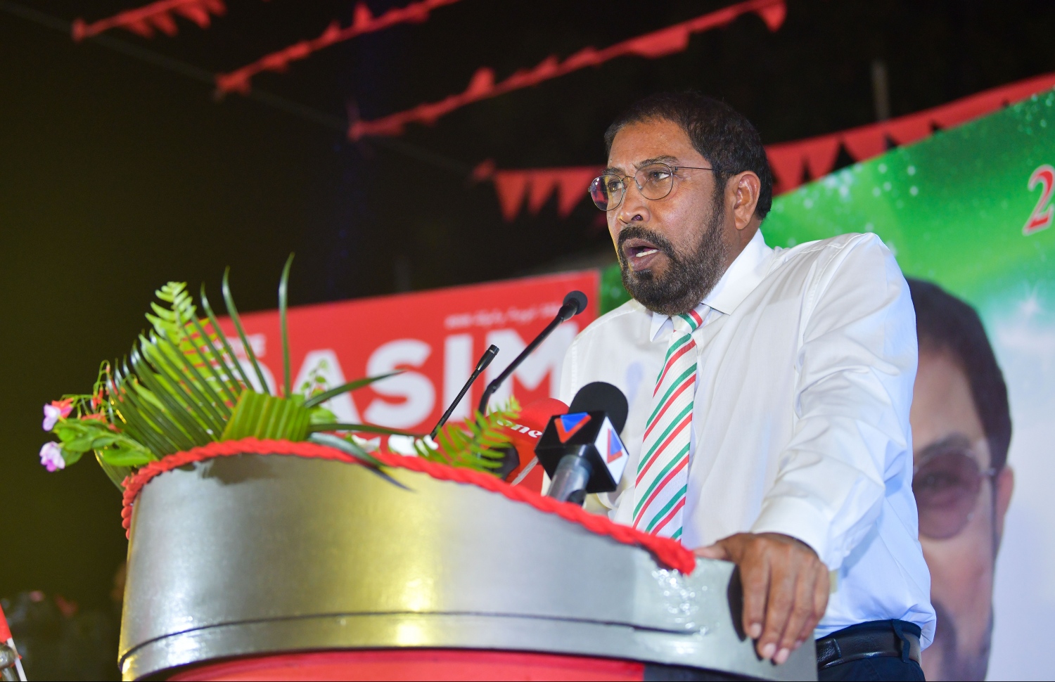 އދ. މާމިގިލި: މާޗް 25، 2019- އަންނަ މަހު ބާއްވާ އާންމު އިންތިޚާބުގައި މާމިގިލި ދާއިރާ އަށް ތިންވަނަ ދައުރަކަށް ކުރިމަތިލައްވާ ޖުމްހޫރީ ޕާޓީގެ ލީޑަރު ގާސިމް އިބްރާހިމްގެ ކެމްޕެއިން ފެށުމަށް ބޭއްވި ރަސްމިއްޔާތުގައި އެމނިކުފާނު ވާހަކަފުޅު ދައްކަވަނީ.---ފޮޓޯ: ހުސައިން ވަހީދު/މިހާރު