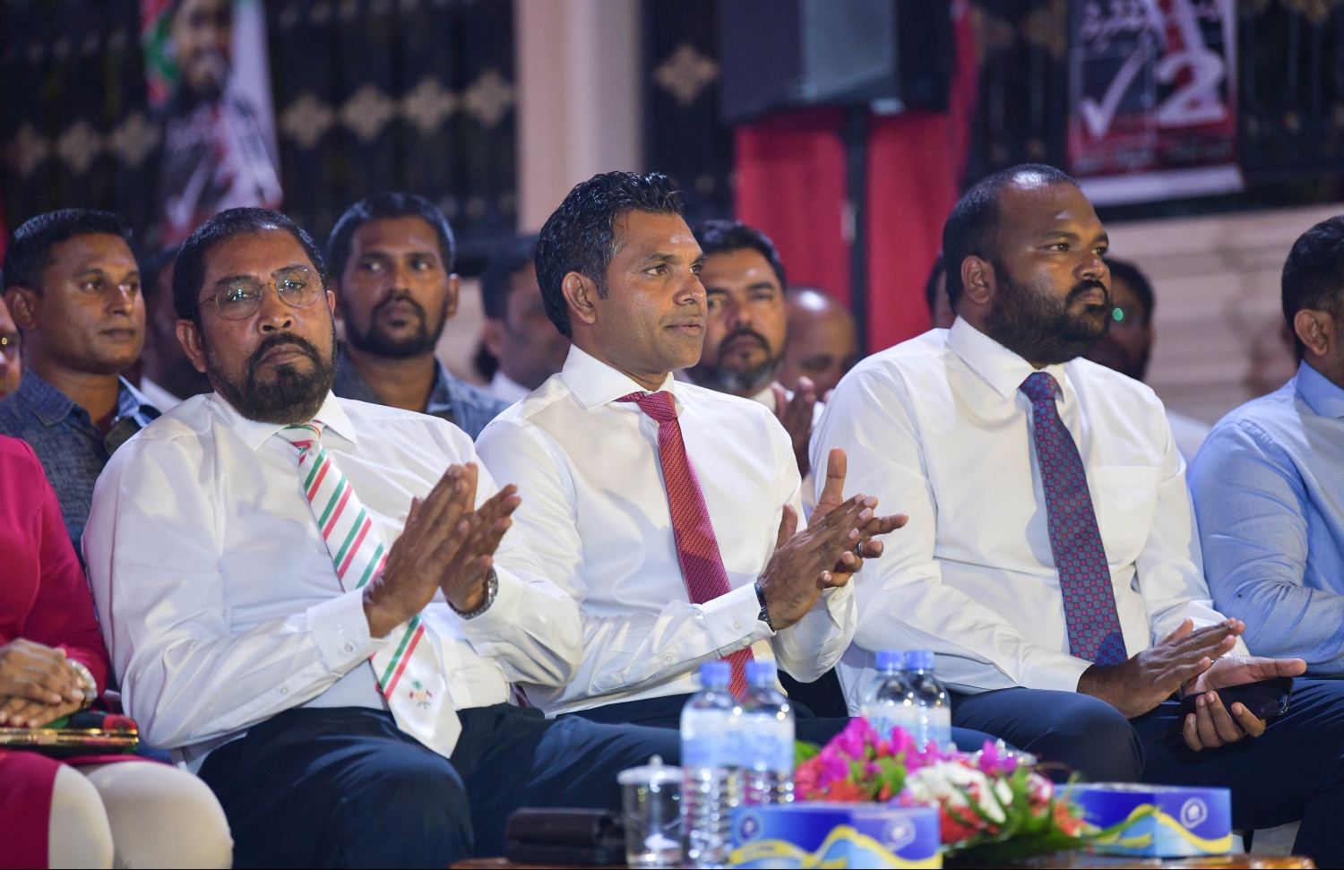 އދ. މާމިގިލި: މާޗް 25، 2019- އަންނަ މަހު ބާއްވާ އާންމު އިންތިޚާބުގައި މާމިގިލި ދާއިރާ އަށް ތިންވަނަ ދައުރަކަށް ކުރިމަތިލައްވާފައިވާ ޖުމްހޫރީ ޕާޓީގެ ލީޑަރު ގާސިމް އިބްރާހިމްގެ ކެމްޕެއިން ފެށުމަށް ބޭއްވި ރަސްމިއްޔާތުގައި އެމަނިކުފާނާއި ނައިބު ރައީސް ފައިސަލް ނަސީމް އަދި ޓްރާންސްޕޯޓް މިނިސްޓަރު އަލީ ވަހީދު ބައިވެރިވެވަޑައިގަންނަވަނީ.---ފޮޓޯ: ހުސައިން ވަހީދު/މިހާރު