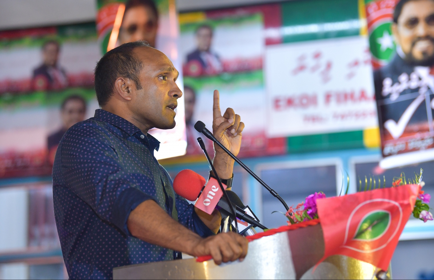 އދ. މާމިގިލި: މާޗް 25، 2019- އަންނަ މަހު ބާއްވާ އާންމު އިންތިޚާބުގައި މާމިގިލި ދާއިރާ އަށް ތިންވަނަ ދައުރަކަށް ކުރިމަތިލައްވާފައިވާ ޖުމްހޫރީ ޕާޓީގެ ލީޑަރު ގާސިމް އިބްރާހިމްގެ ކެމްޕެއިން ފެށުމަށް ބޭއްވި ރަސްމިއްޔާތުގައި ކުރީގެ ނައިބު ރައީސް އަދި އެ އިންތިޚާބުގައި ޖުމްހޫރީ ޕާޓީގެ ޓިކެޓުގައި ވިލިމާލެ ދާއިރާ އަށް  ވާދަކުރައްވާ ޑރ. މުހައްމަދު ޖަމީލް އަހުމަދު ވާހަކަފުޅު ދައްކަވަނީ.---ފޮޓޯ: ހުސައިން ވަހީދު/މިހާރު