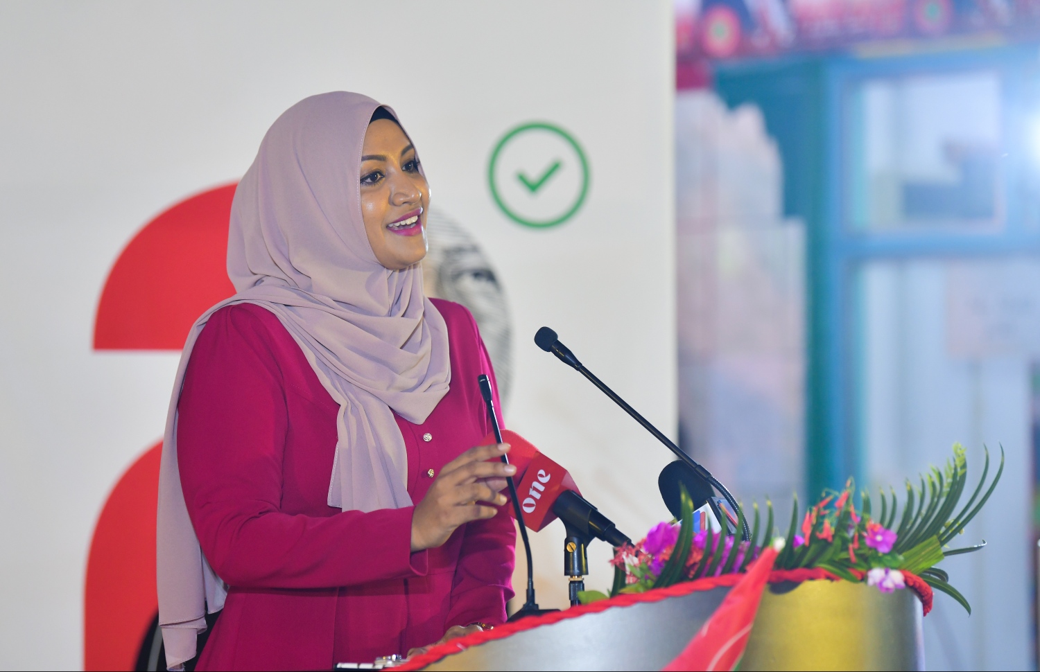 ފިރިކަލުން އަދި ޖުމްހޫރީ ޕާޓީގެ ލީޑަރު ގާސިމް އިބްރާހިމްގެ ކެމްޕެއިން ރަސްމީކޮށް ފެށުމަށް ރޭ މާމިގިލީގައި ބޭއްވި ޖަލްސާގައި ޓްރާންސްޕޯޓް މިނިސްޓަރު ނަހުލާ ވާހަކަ ދައްކަވަނީ.---ފޮޓޯ: ހުސައިން ވަހީދު/މިހާރު