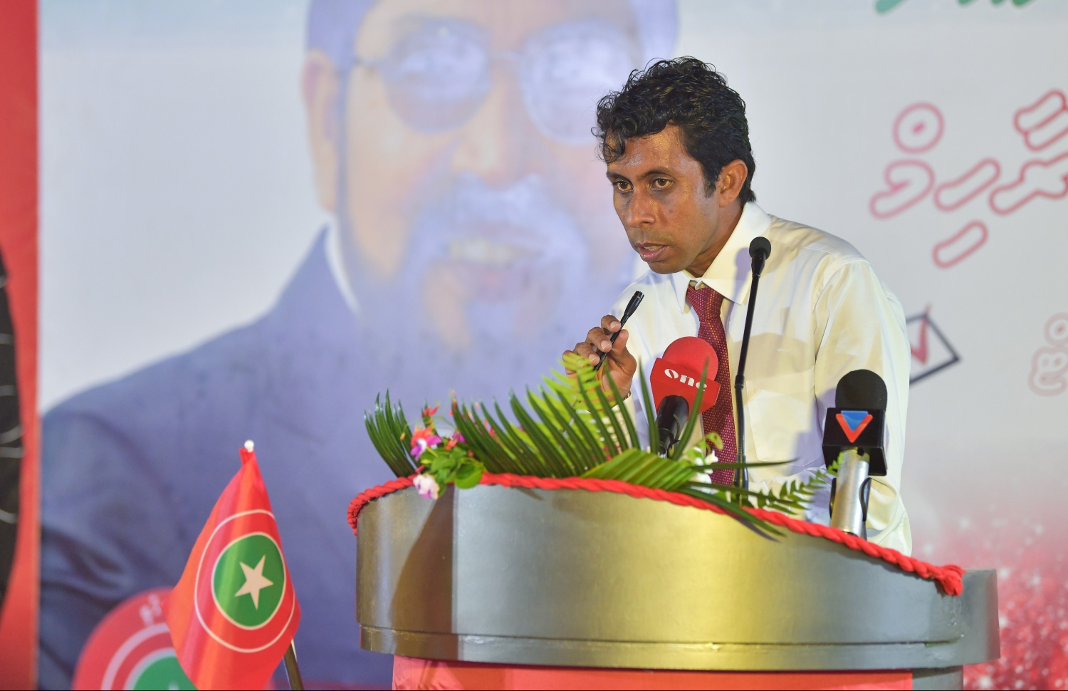 އދ. މާމިގިލި: މާޗް 25، 2019- އަންނަ މަހު ބާއްވާ އާންމު އިންތިޚާބުގައި މާމިގިލި ދާއިރާ އަށް ތިންވަނަ ދައުރަކަށް ކުރިމަތިލައްވާ ޖުމްހޫރީ ޕާޓީގެ ލީޑަރު ގާސިމް އިބްރާހިމްގެ ކެމްޕެއިން ފެށުމަށް ބޭއްވި ރަސްމިއްޔާތުގައި އެ ޕާޓީގެ ޗީފް ސްޕޯކްސް ޕާސަން އަދި ކޮމިއުނިކޭޝަން ސައިންސް އެންޑް ޓެކްނޮލޮޖީ މިނިސްޓްރީގެ ސްޓޭޓް މިނިސްޓަރު އަލީ ސޯލިހް ވާހަކަ ދައްކަވަނީ.---ފޮޓޯ: ހުސައިން ވަހީދު/މިހާރު