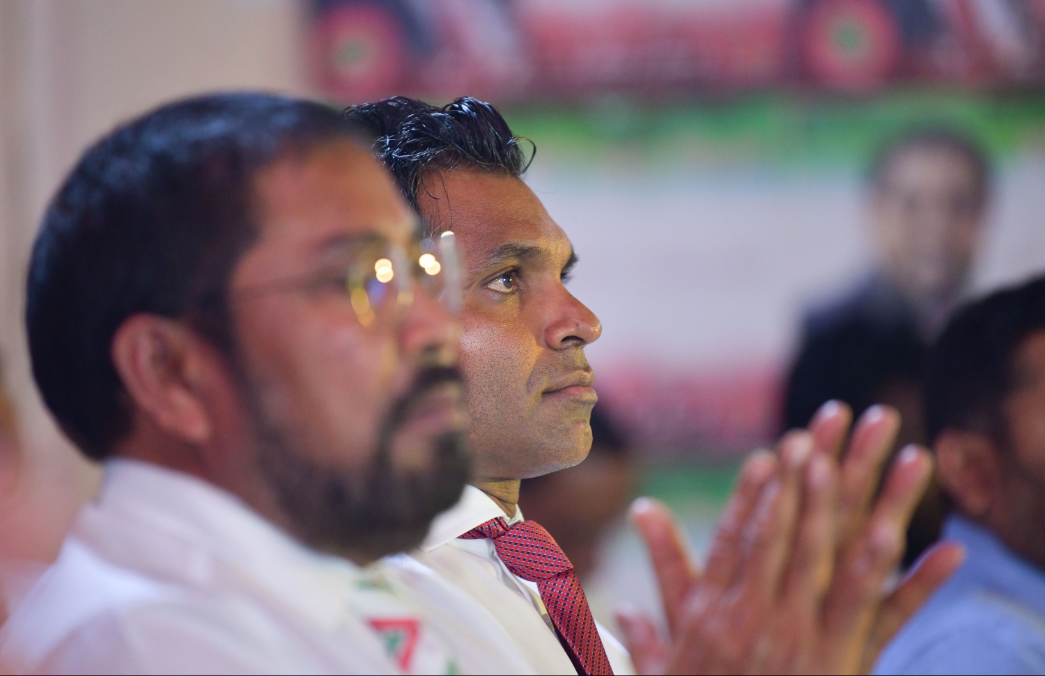 އދ. މާމިގިލި: މާޗް 25، 2019- އަންނަ މަހު ބާއްވާ އާންމު އިންތިޚާބުގައި މާމިގިލި ދާއިރާ އަށް ތިންވަނަ ދައުރަކަށް ކުރިމަތިލައްވާ ޖުމްހޫރީ ޕާޓީގެ ލީޑަރު ގާސިމް އިބްރާހިމްގެ ކެމްޕެއިން ފެށުމަށް ބޭއްވި ރަސްމިއްޔާތުގައި ނައިބު ރައީސް ފައިސަލް ނަސީމާއި ގާސިމް ބައިވެރިވެވަޑައިގަންނަވަނީ.---ފޮޓޯ: ހުސައިން ވަހީދު/މިހާރު