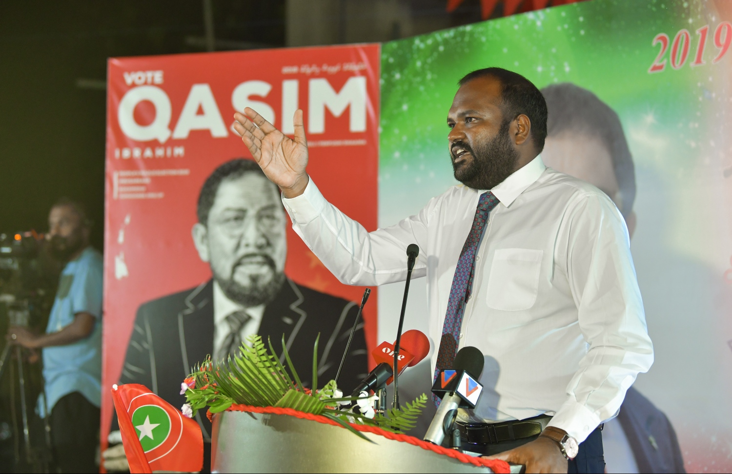 އދ. މާމިގިލި: މާޗް 25، 2019- އަންނަ މަހު ބާއްވާ އާންމު އިންތިޚާބުގައި މާމިގިލި ދާއިރާ އަށް ތިންވަނަ ދައުރަކަށް ކުރިމަތިލައްވާ ޖުމްހޫރީ ޕާޓީގެ ލީޑަރު ގާސިމް އިބްރާހިމްގެ ކެމްޕެއިން ފެށުމަށް ބޭއްވި ރަސްމިއްޔާތުގައި، ޓޫރިޒަމް މިނިސްޓަރު އަދި ޖުމްހޫރީ ޕާޓީގެ ރައީސް އަލީ ވަހީދު ވާހަކަ ދައްކަވަނީ.---ފޮޓޯ: ހުސައިން ވަހީދު/މިހާރު