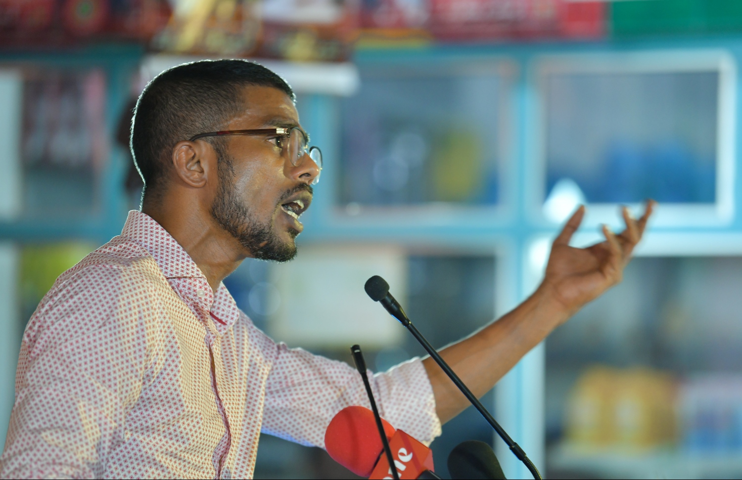 އދ. މާމިގިލި: މާޗް 25، 2019- އަންނަ މަހު ބާއްވާ އާންމު އިންތިޚާބުގައި މާމިގިލި ދާއިރާ އަށް ތިންވަނަ ދައުރަކަށް ކުރިމަތިލައްވާ ޖުމްހޫރީ ޕާޓީގެ ލީޑަރު ގާސިމް އިބްރާހިމްގެ ކެމްޕެއިން ފެށުމަށް ބޭއްވި ރަސްމިއްޔާތުގައި، އެ އިންތިޚާބުގައި އެ ޕާޓީގެ ޓިކެޓުގައި ހެންވޭރު އުތުރަށް ވާދަކުރައްވާ އަލްހާން ފަހުމީ ވާހަކަ ދައްކަވަނީ.---ފޮޓޯ: ހުސައިން ވަހީދު/މިހާރު