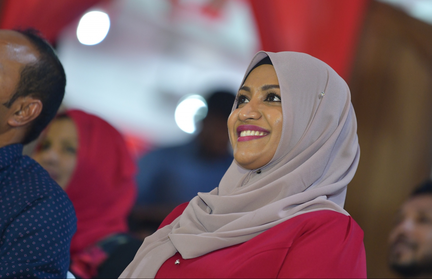 އދ. މާމިގިލި: މާޗް 25، 2019- އަންނަ މަހު ބާއްވާ އާންމު އިންތިޚާބުގައި މާމިގިލި ދާއިރާ އަށް ތިންވަނަ ދައުރަކަށް ކުރިމަތިލައްވާ ޖުމްހޫރީ ޕާޓީގެ ލީޑަރު ގާސިމް އިބްރާހިމްގެ ކެމްޕެއިން ފެށުމަށް ބޭއްވި ރަސްމިއްޔާތުގައި އެމނިކުފާނުގެ ހަގު އަނބިކަނބަލުން އަދި ޓްރާންސްޕޯޓު މިނިސްޓަރު އާއިޝަތު ނަހުލާ ބައިވެރިވެވަޑައިގަންނަވަނީ.---ފޮޓޯ: ހުސައިން ވަހީދު/މިހާރު