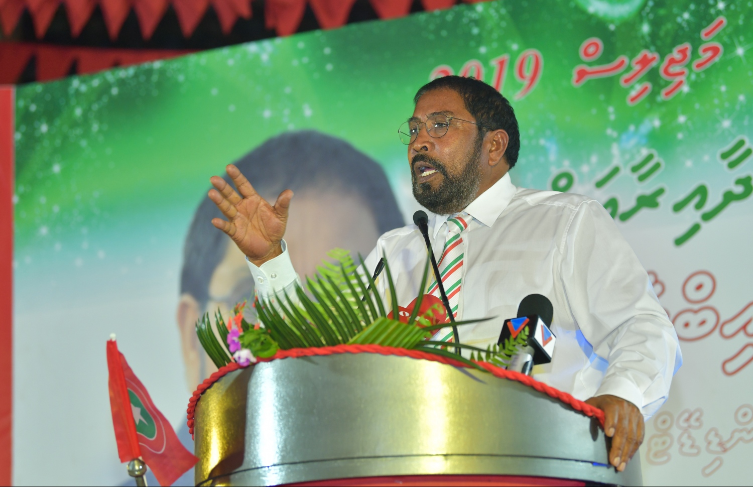 އދ. މާމިގިލި: މާޗް 25، 2019- އަންނަ މަހު ބާއްވާ އާންމު އިންތިޚާބުގައި މާމިގިލި ދާއިރާ އަށް ތިންވަނަ ދައުރަކަށް ކުރިމަތިލައްވާ ޖުމްހޫރީ ޕާޓީގެ ލީޑަރު ގާސިމް އިބްރާހިމްގެ ކެމްޕެއިން ފެށުމަށް ބޭއްވި ރަސްމިއްޔާތުގައި އެމނިކުފާނު ވާހަކަފުޅު ދައްކަވަނީ.---ފޮޓޯ: ހުސައިން ވަހީދު/މިހާރު