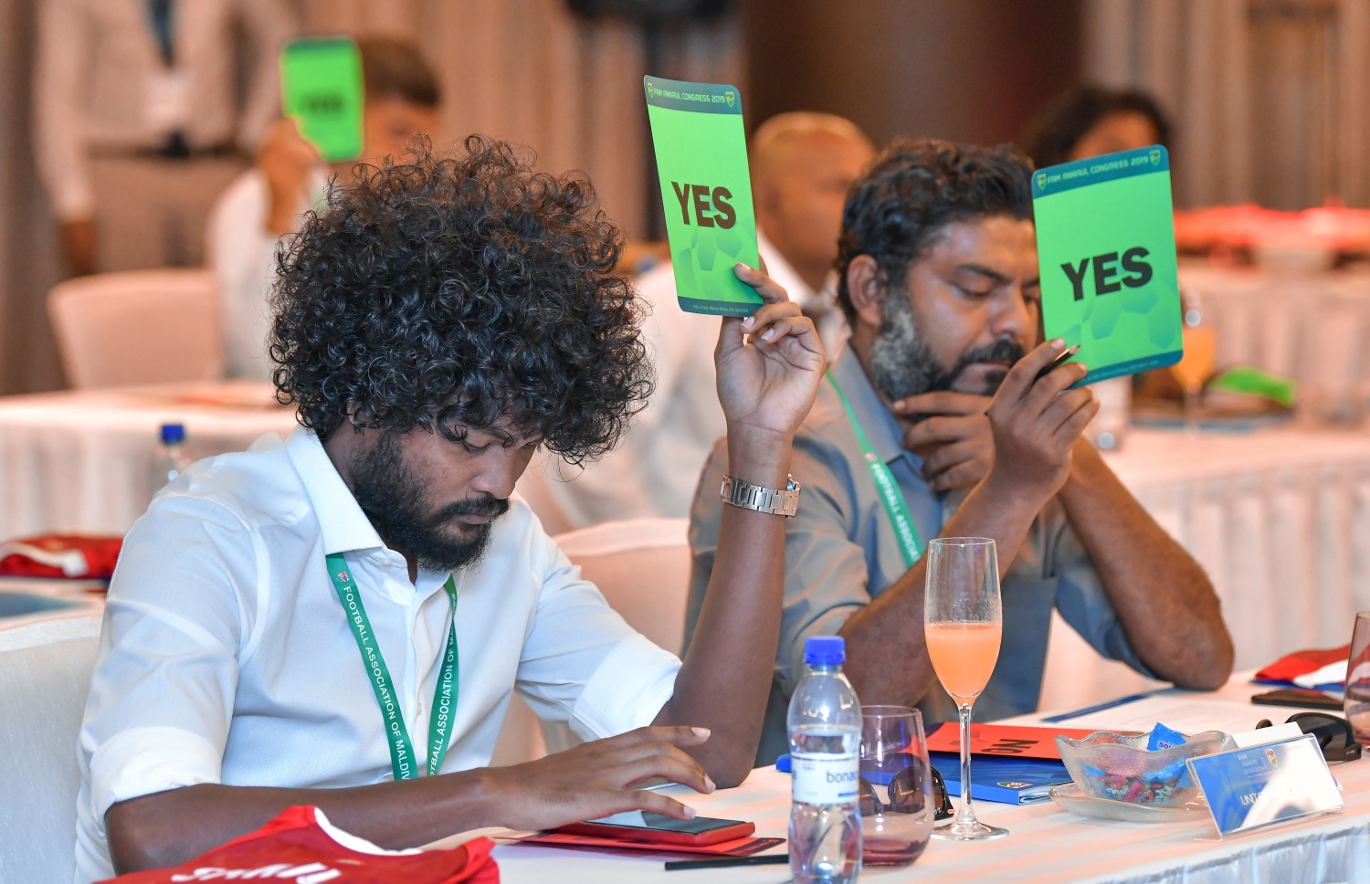 މާލެ-  25 މާޗް 2019: ފުޓްބޯލް އެސޯސިއޭޝަން އޮފް މޯލްޑިވްސް (އެފްއޭއެމް)ގެ އޯޑިނަރީ ކޮންގްރެސް 2019 މިއަދު ހޮޓެލް ޖެންގެ ބޯލް ރޫމްގައި ވަނީ ކުރިއަށްގެންގޮސްފައި. މިއަދުގެ ކޮންގްރެސްގައި 14 ކްލަބަކުން ބައިވެރިވިއިރު އެފްއޭއެމްގެ ކުރިއަށް އޮތް އަހަރުގެ ބަޖެޓް ވަނީ ފާސްކޮށްފައި އަދި ނިއު ރޭޑިއަންޓް ސަސްޕެންޑްކުރުމަށް ނިންމި ނިންމުމަށް ނެގި ވޯޓު ވަނީ ކްލަބްތަކުގެ ތާއީދާ އެކު ދަމަހައްޓާފައި--. ފޮޓޯ:ނިޝާން އަލީ/ މިހާރު