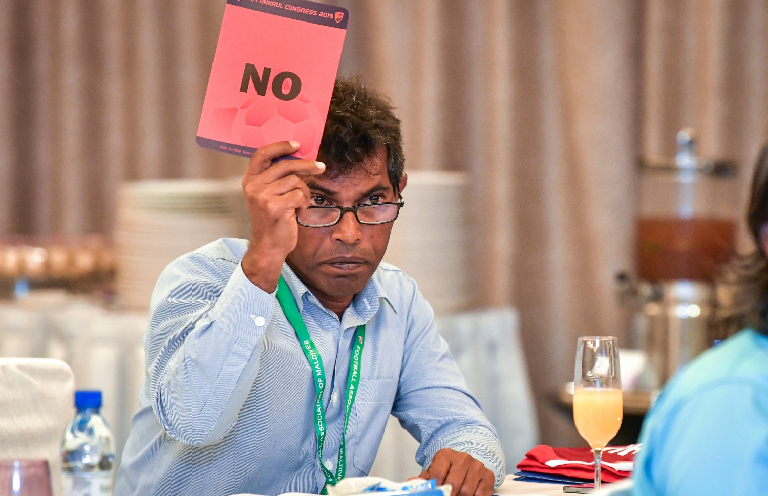 މާލެ-  25 މާޗް 2019: ފުޓްބޯލް އެސޯސިއޭޝަން އޮފް މޯލްޑިވްސް (އެފްއޭއެމް)ގެ އޯޑިނަރީ ކޮންގްރެސް 2019 މިއަދު ހޮޓެލް ޖެންގެ ބޯލް ރޫމްގައި ވަނީ ކުރިއަށްގެންގޮސްފައި. މިއަދުގެ ކޮންގްރެސްގައި 14 ކްލަބަކުން ބައިވެރިވިއިރު އެފްއޭއެމްގެ ކުރިއަށް އޮތް އަހަރުގެ ބަޖެޓް ވަނީ ފާސްކޮށްފައި އަދި ނިއު ރޭޑިއަންޓް ސަސްޕެންޑްކުރުމަށް ނިންމި ނިންމުމަށް ނެގި ވޯޓު ވަނީ ކްލަބްތަކުގެ ތާއީދާ އެކު ދަމަހައްޓާފައި--. ފޮޓޯ:ނިޝާން އަލީ/ މިހާރު