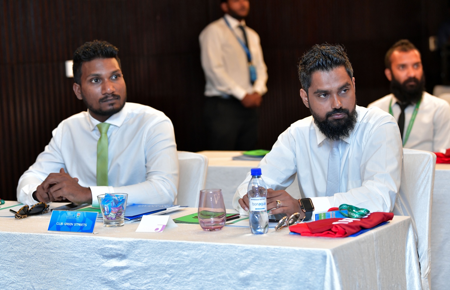 މާލެ-  25 މާޗް 2019: ފުޓްބޯލް އެސޯސިއޭޝަން އޮފް މޯލްޑިވްސް (އެފްއޭއެމް)ގެ އޯޑިނަރީ ކޮންގްރެސް 2019 މިއަދު ހޮޓެލް ޖެންގެ ބޯލް ރޫމްގައި ވަނީ ކުރިއަށްގެންގޮސްފައި. މިއަދުގެ ކޮންގްރެސްގައި 14 ކްލަބަކުން ބައިވެރިވިއިރު އެފްއޭއެމްގެ ކުރިއަށް އޮތް އަހަރުގެ ބަޖެޓް ވަނީ ފާސްކޮށްފައި އަދި ނިއު ރޭޑިއަންޓް ސަސްޕެންޑްކުރުމަށް ނިންމި ނިންމުމަށް ނެގި ވޯޓު ވަނީ ކްލަބްތަކުގެ ތާއީދާ އެކު ދަމަހައްޓާފައި--. ފޮޓޯ:ނިޝާން އަލީ/ މިހާރު