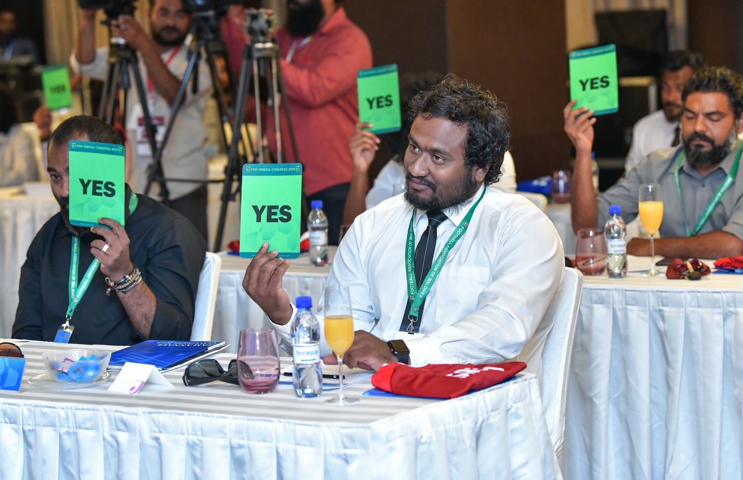 މާލެ-  25 މާޗް 2019: ފުޓްބޯލް އެސޯސިއޭޝަން އޮފް މޯލްޑިވްސް (އެފްއޭއެމް)ގެ އޯޑިނަރީ ކޮންގްރެސް 2019 މިއަދު ހޮޓެލް ޖެންގެ ބޯލް ރޫމްގައި ވަނީ ކުރިއަށްގެންގޮސްފައި. މިއަދުގެ ކޮންގްރެސްގައި 14 ކްލަބަކުން ބައިވެރިވިއިރު އެފްއޭއެމްގެ ކުރިއަށް އޮތް އަހަރުގެ ބަޖެޓް ވަނީ ފާސްކޮށްފައި އަދި ނިއު ރޭޑިއަންޓް ސަސްޕެންޑްކުރުމަށް ނިންމި ނިންމުމަށް ނެގި ވޯޓު ވަނީ ކްލަބްތަކުގެ ތާއީދާ އެކު ދަމަހައްޓާފައި--. ފޮޓޯ:ނިޝާން އަލީ/ މިހާރު