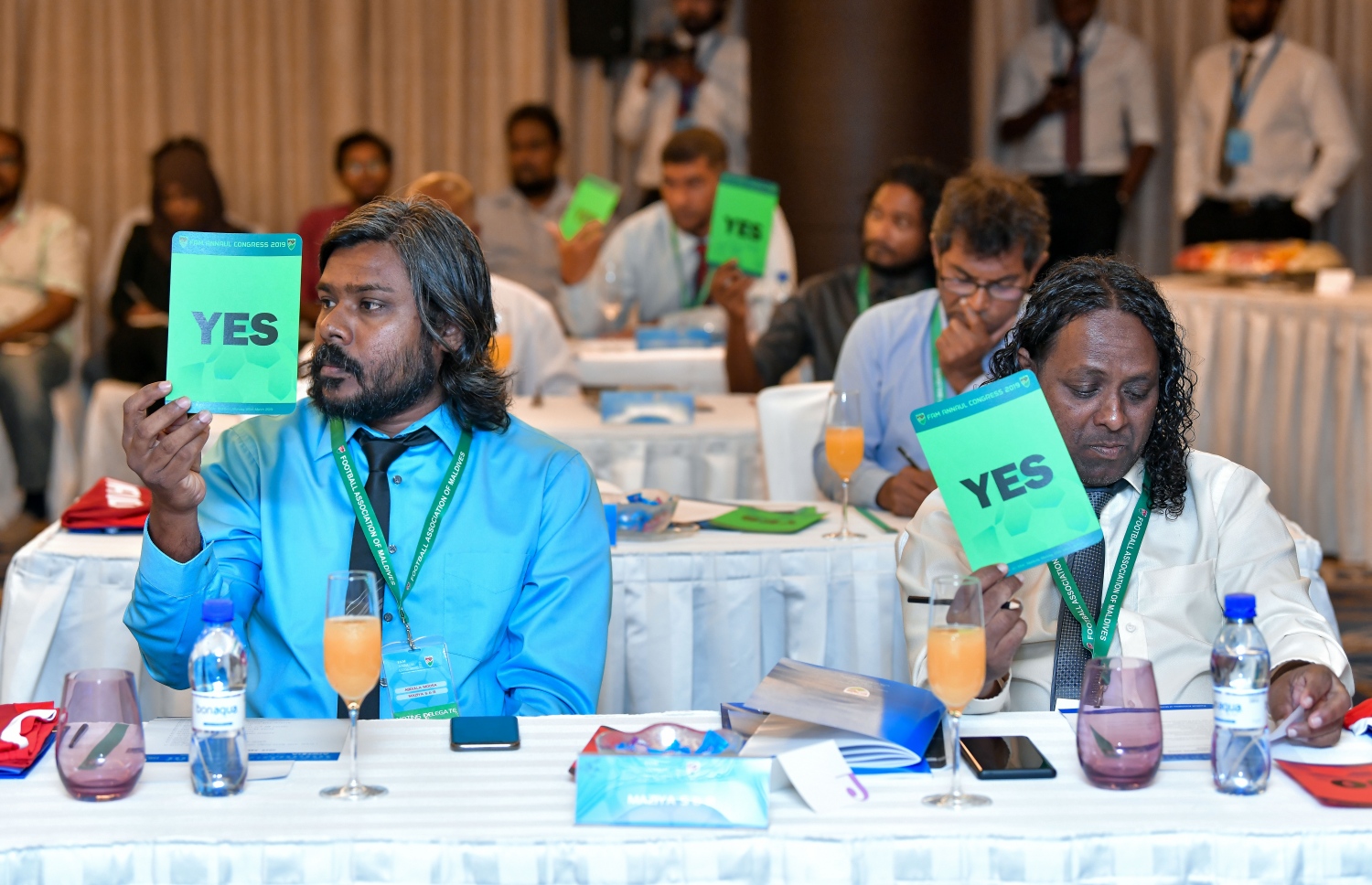 މާލެ-  25 މާޗް 2019: ފުޓްބޯލް އެސޯސިއޭޝަން އޮފް މޯލްޑިވްސް (އެފްއޭއެމް)ގެ އޯޑިނަރީ ކޮންގްރެސް 2019 މިއަދު ހޮޓެލް ޖެންގެ ބޯލް ރޫމްގައި ވަނީ ކުރިއަށްގެންގޮސްފައި. މިއަދުގެ ކޮންގްރެސްގައި 14 ކްލަބަކުން ބައިވެރިވިއިރު އެފްއޭއެމްގެ ކުރިއަށް އޮތް އަހަރުގެ ބަޖެޓް ވަނީ ފާސްކޮށްފައި އަދި ނިއު ރޭޑިއަންޓް ސަސްޕެންޑްކުރުމަށް ނިންމި ނިންމުމަށް ނެގި ވޯޓު ވަނީ ކްލަބްތަކުގެ ތާއީދާ އެކު ދަމަހައްޓާފައި--. ފޮޓޯ:ނިޝާން އަލީ/ މިހާރު