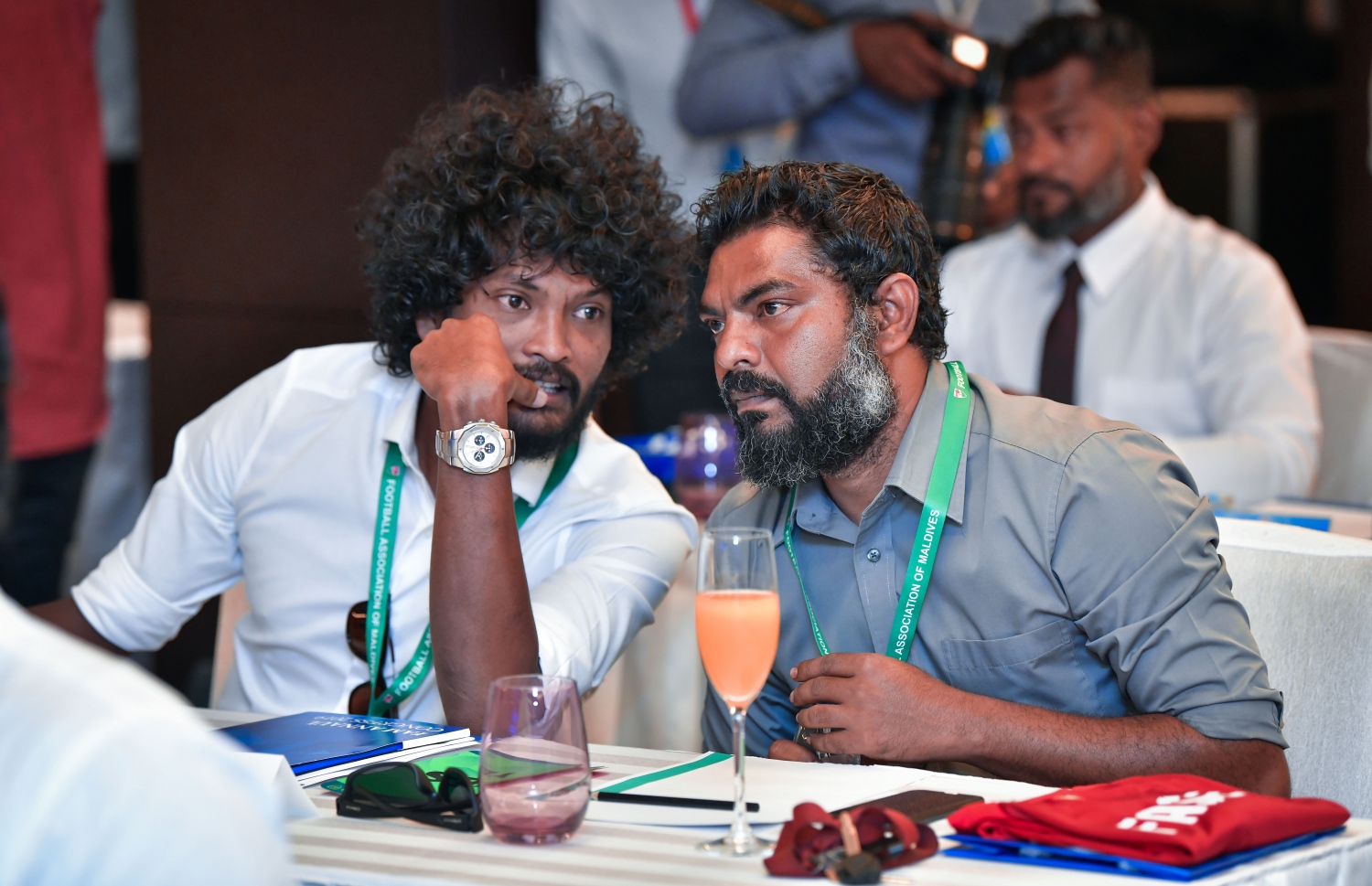 މާލެ-  25 މާޗް 2019: ފުޓްބޯލް އެސޯސިއޭޝަން އޮފް މޯލްޑިވްސް (އެފްއޭއެމް)ގެ އޯޑިނަރީ ކޮންގްރެސް 2019 މިއަދު ހޮޓެލް ޖެންގެ ބޯލް ރޫމްގައި ވަނީ ކުރިއަށްގެންގޮސްފައި. މިއަދުގެ ކޮންގްރެސްގައި 14 ކްލަބަކުން ބައިވެރިވިއިރު އެފްއޭއެމްގެ ކުރިއަށް އޮތް އަހަރުގެ ބަޖެޓް ވަނީ ފާސްކޮށްފައި އަދި ނިއު ރޭޑިއަންޓް ސަސްޕެންޑްކުރުމަށް ނިންމި ނިންމުމަށް ނެގި ވޯޓު ވަނީ ކްލަބްތަކުގެ ތާއީދާ އެކު ދަމަހައްޓާފައި--. ފޮޓޯ:ނިޝާން އަލީ/ މިހާރު