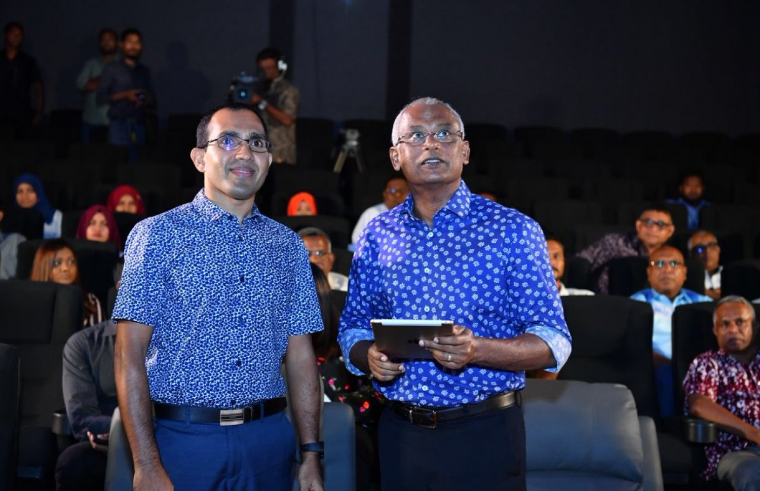 ރައީސް އިބްރާހިމް މުހައްމަދު ސޯލިހް، 'އައިލެންޑްސްޑޮޓްއެމްވީ' މިރޭ އިފުތިތާހު ކޮށްދެއްވާއިރު އެމަނިކުފާނުގެ އަރިހުގައި ކޮމިއުނިކޭޝަން، ސައިންސް އެންޑް ޓެކްނޮލޮޖީ މިނިސްޓަރު މަލީހު މަޑުކޮށްލައްވައިގެން.---ފޮޓޯ: ރައީސް އޮފީސް