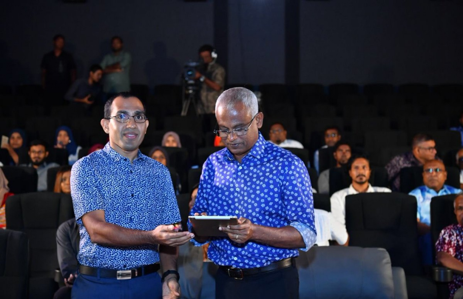 ރަސްމީ ހަފުލާއެއްގައި ރައީސް އިބްރާހިމް މުހައްމަދު ސޯލިހު (ކ) އާއި ޓެކްނޮލޮޖީ މިނިސްޓަރު މަލީހު: ރައީސްގެ އިތުބާރު މަލީހަށް އޮތްތޯ ނުވަތަ ނެތްތޯ އަދި ވިދާޅެއްނުވޭ