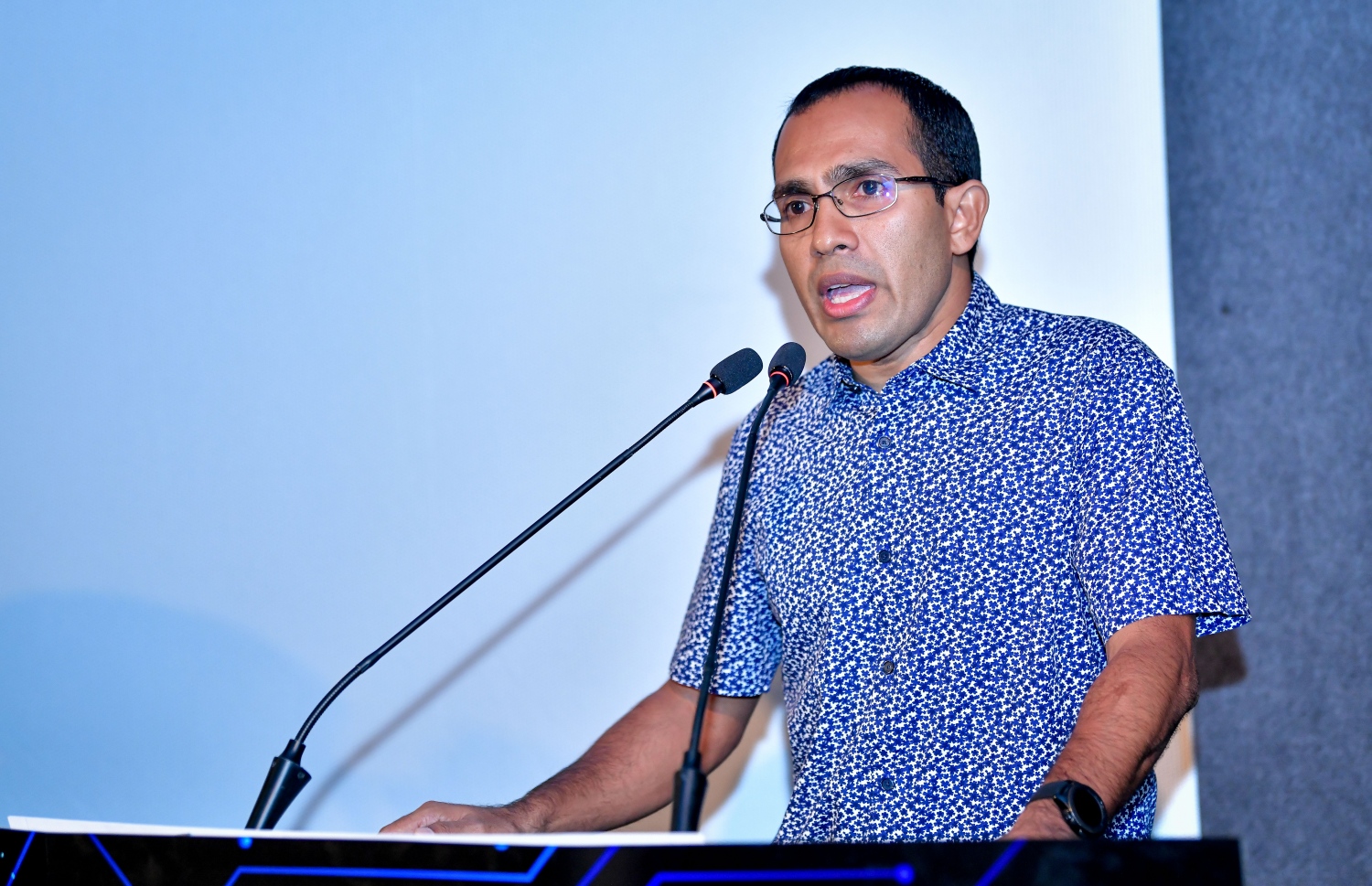 މިރޭގެ ރަސްމިއްޔާތުގައި މިނިސްޓަރު މަލީހް ވާހަކަ ދައްކަވަނީ.---ފޮޓޯ: ނިޝާން އަލީ/މިހާރު