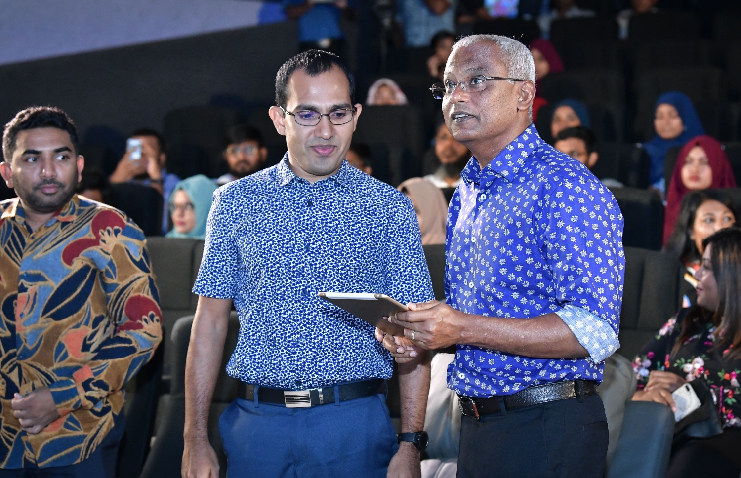 ރައީސް އިބްރާހިމް މުހައްމަދު ސޯލިހް، އައިލެންޑްސްޑޮޓްއެމްވީ މިރޭ އިފުތިތާހު ކޮށްދެއްވާއިރު، އެމަނިކުފާނުގެ އަރިހުގައި ކޮމިއުނިކޭޝަން ސައިންސް އެންޑް ޓެކްނޮލޮޖީ މިނިސްޓަރު މަލީހް.---ފޮޓޯ: ނިޝާން އަލީ/މިހާރު