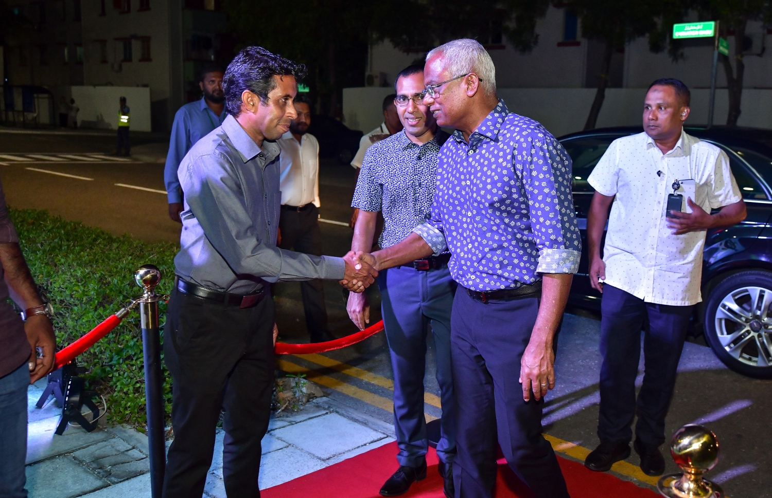 ރައީސް އިބްރާހިމް މުހައްމަދު ސޯލިހު، އަލީ ސޯލިހާ ސަލާމް ކުރައްވަނީ: އޭނާ އަށް މީހަކު މިއަދު ހަމަލަދިނީ، ދަރިފުޅުގެ ސްކޫލުގެ ހަރަކާތަކަށް ހުޅުމާލޭގެ ތަނަކަށް ލާފައި ސައިކަލްގައި ވަޑައިގަންނަވަނިކޮށް.