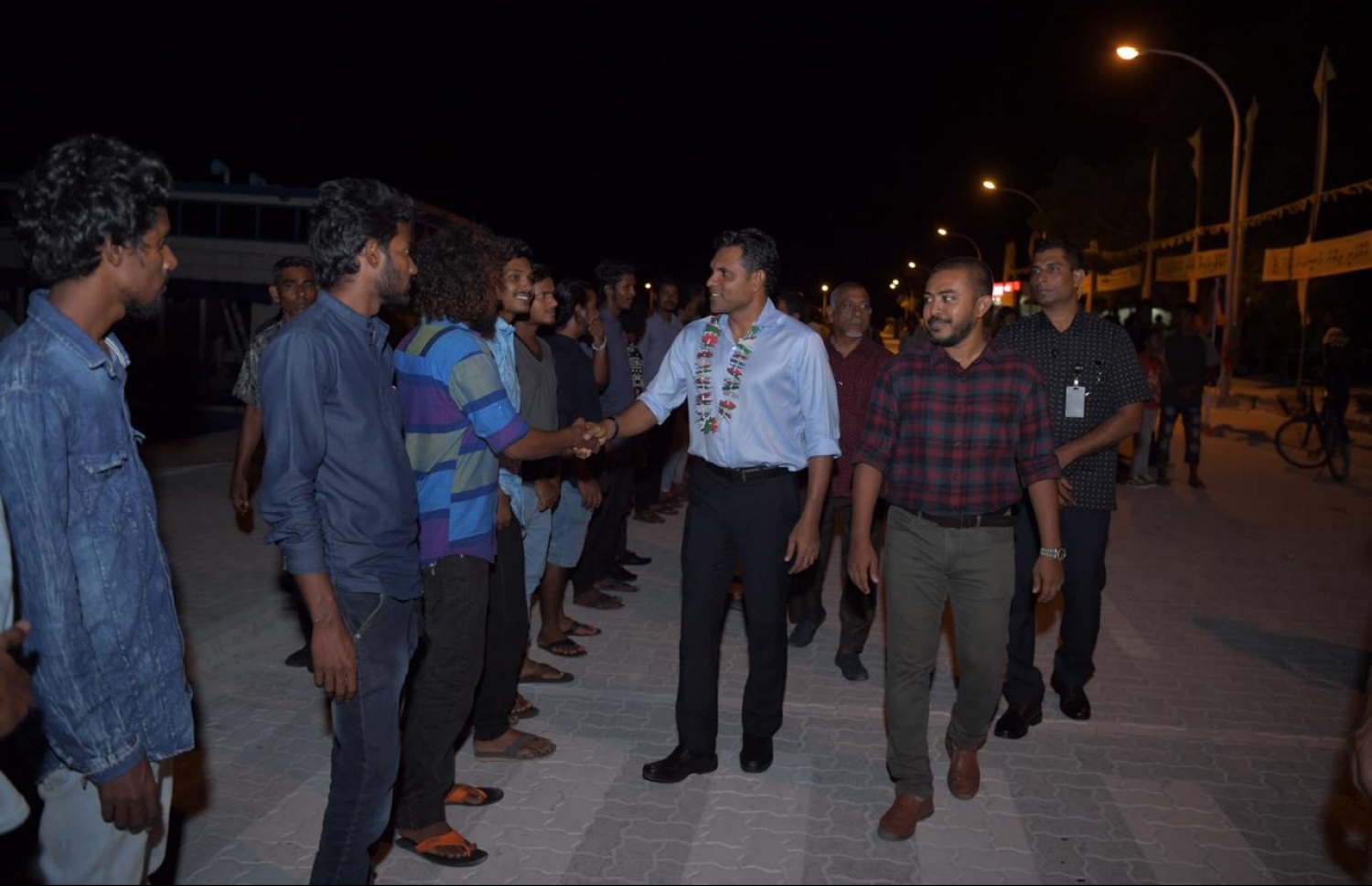 ރ. މީދޫގައި ރޭ ބޭއްވި އަމީތުގެ ކެމްޕެއިން ޖަލްސާގައި ނައިބު ރައީސް ފައިސަލް ނަސީމް ވަޑައިގަތުމުން މަރުހަބާ ދަންނަވަނީ.