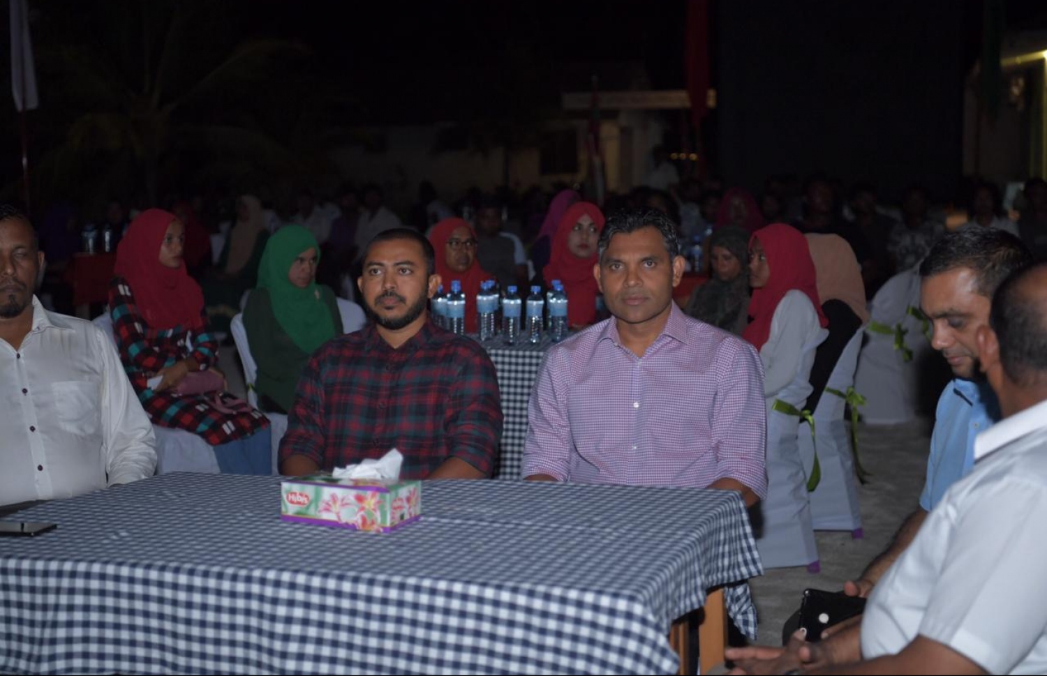 މީދޫގައި ރޭ ބޭއްވި އަމީތުގެ ކެމްޕެއިން ޖަލްސާގައި ނައިބު ރައީސް ފައިސަލް އަމީތާ އެކު.