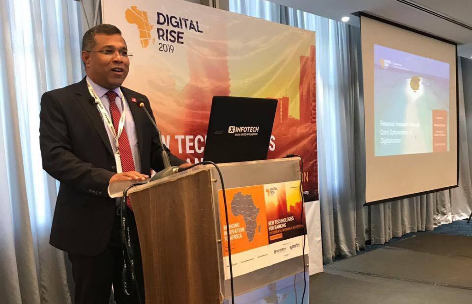 ބީއެމްއެލްގެ ޑެޕިއުޓީ ސީއީއޯ މުހައްމަދު ޝަރީފު ޕްރެޒެންޓޭޝަން ދެއްވަނީ-- ފޮޓޯ: ބީއެމްއެލް