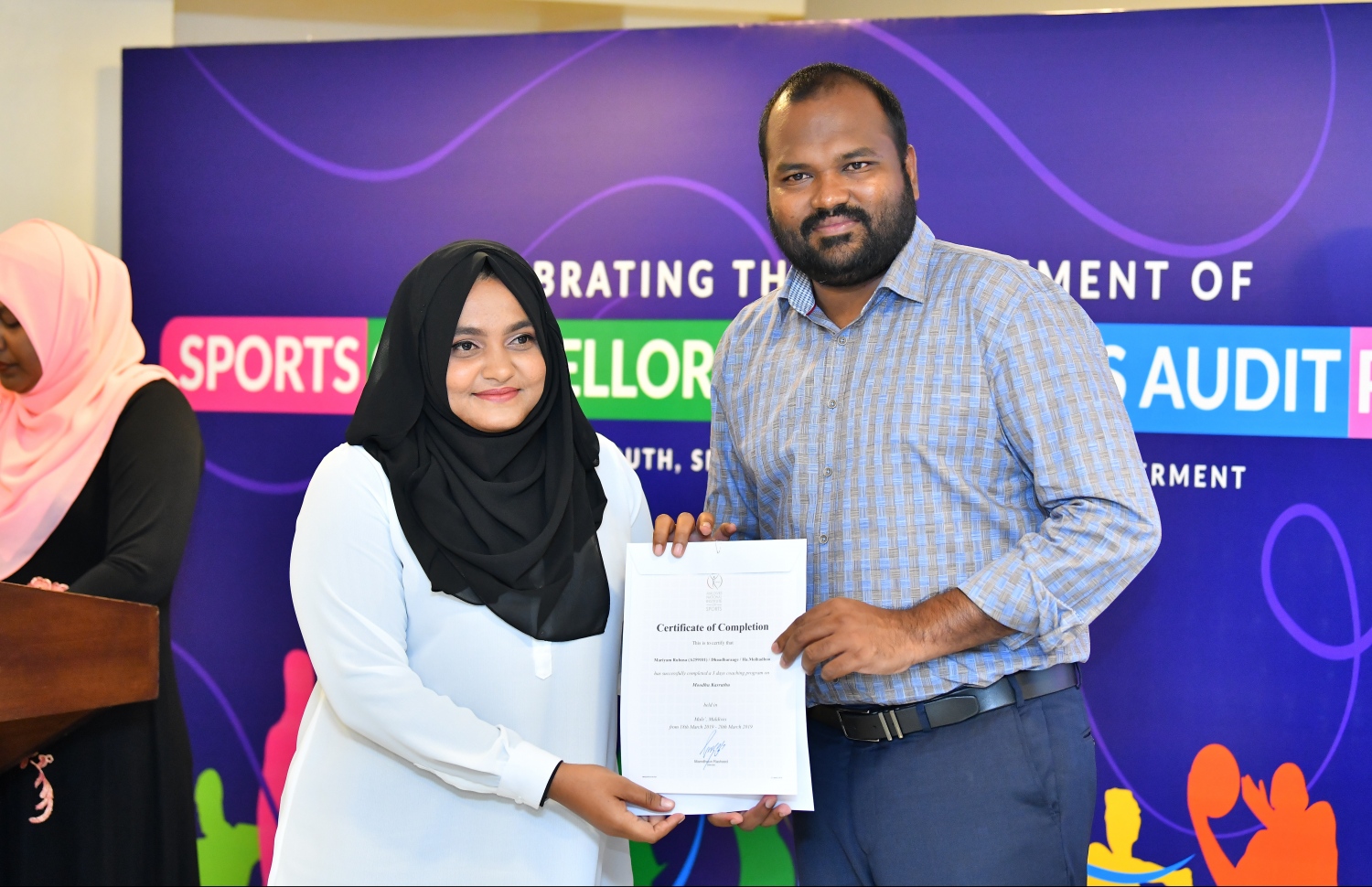 ރަށަކަށް ހަމަޖެއްސި ސްޕޯޓްސް ކައުންސެލަރަކަށް، އެކްޓިން ސްޕޯޓްސް މިނިސްޓަރު އަލީ ވަހީދު ސެޓްފިކެޓް ހަވާލުކޮށްދެއްވަނީ.-- ފޮޓޯ: ނިޝާން އަލީ/ މިހާރު