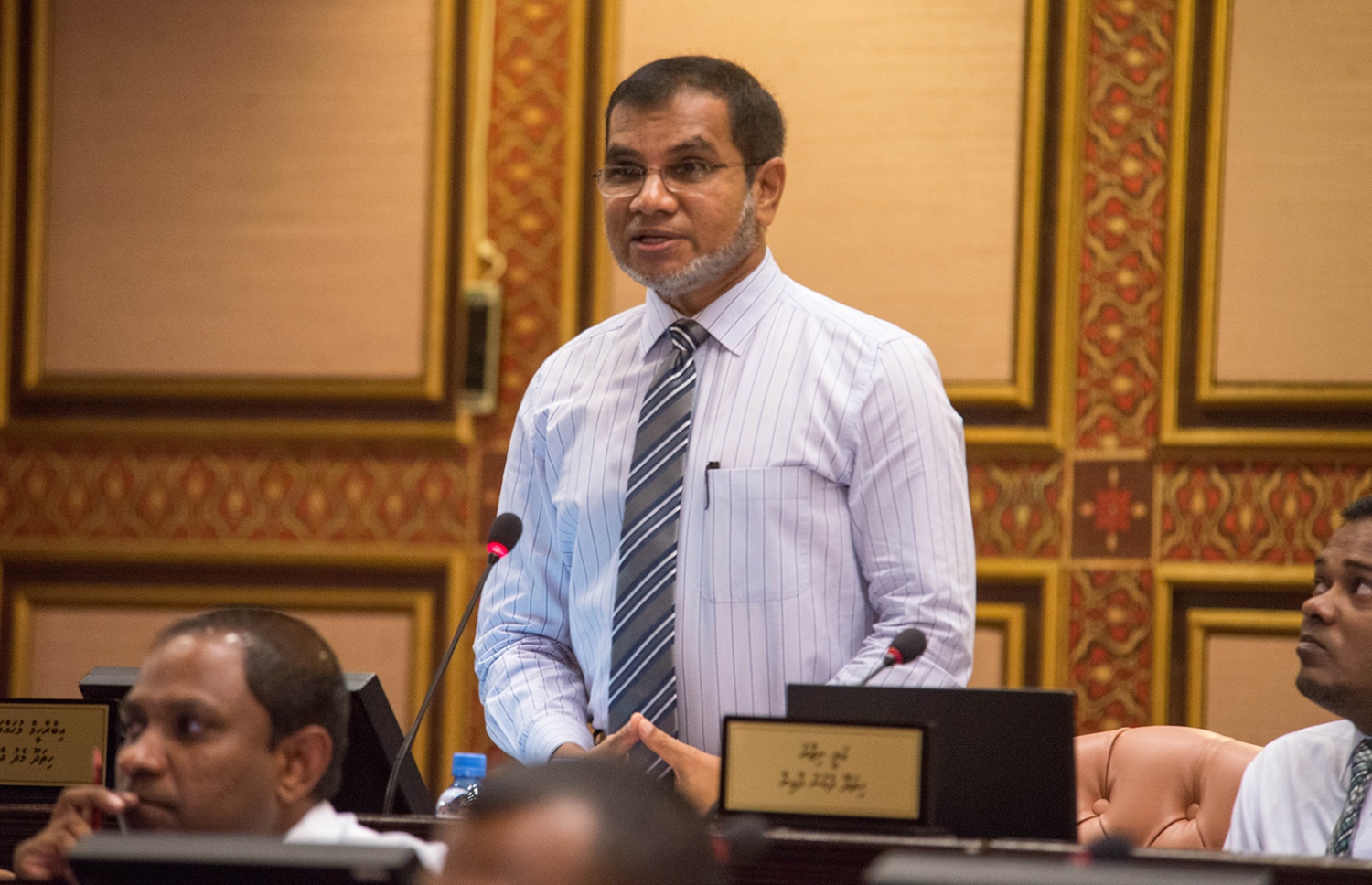 ހިތަދޫ މެދު ދާއިރާގެ މެމްބަރު އިބްރާހިމް މުހައްމަދު ދީދީ ޖަލްސާއެއްގައި ވާހަކަ ދައްކަވަނީ. --- ފޮޓޯ: މަޖިލިސް