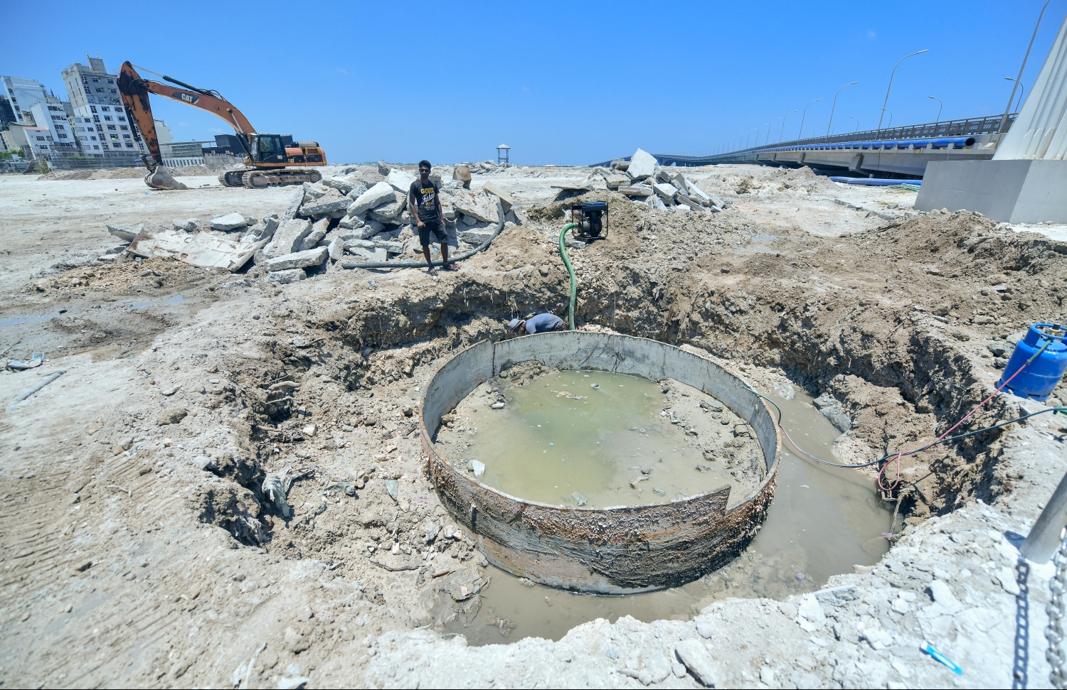 ލޮނުޒިޔާރަތްކޮޅުގެ ބިން ސާފު ކުރުމުގެ މަސައްކަތް ކުރިއަށް ދަނީ: އެތަން ހެދުމަށް ނިންމާފައިވަނީ ފެހިކަން ގަދަ ޕާކަކަށް-- ފޮޓޯ: ހުސައިން ވަހީދު/ މިހާރު