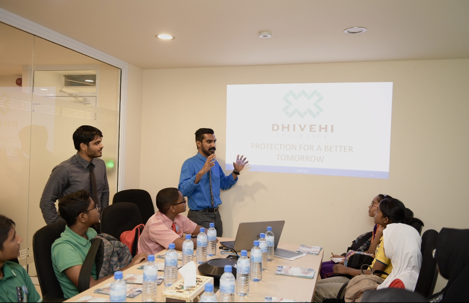 އެމްއެމްއޭ އިން އިސްނަގައިންގެން ބާއްވާ ގްލޯބަލް މަނީ ވީކްގެ ހަރަކާތްތަކުގެ ތެރެއިން ސްކޫލްތަކުގެ ދަރިވަރުން އެމްއެމްއޭ އަދި މާލީ އިދާރާތަކަށް ޒިޔާރަތްކުރުމުގެ ތެރެއިން.---ފޮޓޯ:އެމްއެމްއޭ