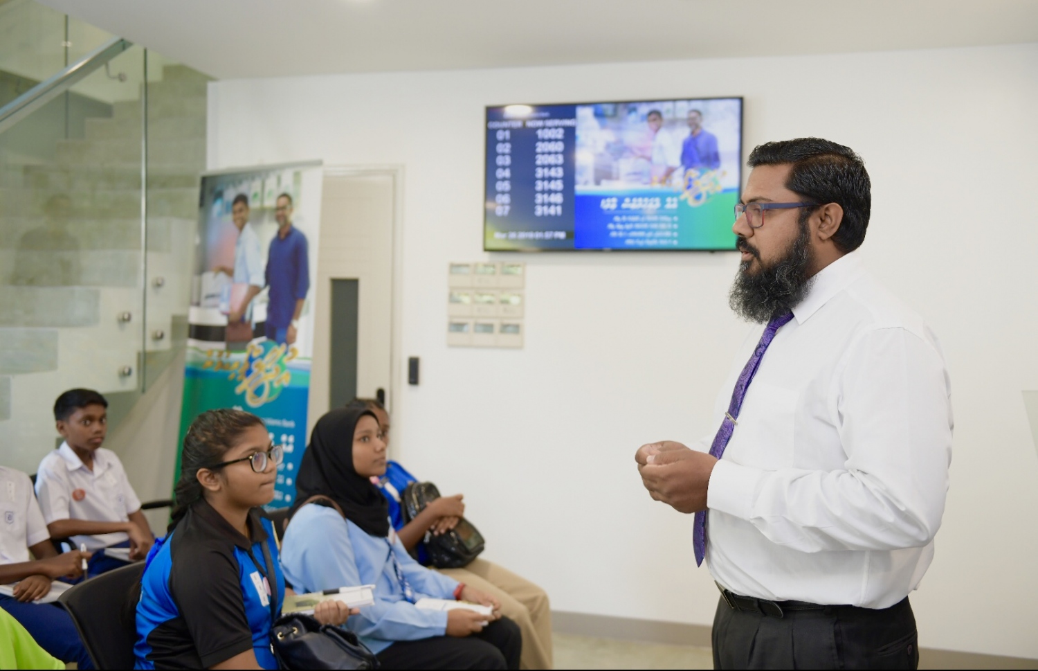 އެމްއެމްއޭ އިން އިސްނަގައިންގެން ބާއްވާ ގްލޯބަލް މަނީ ވީކްގެ ހަރަކާތްތަކުގެ ތެރެއިން ސްކޫލްތަކުގެ ދަރިވަރުން އެމްއެމްއޭ އަދި މާލީ އިދާރާތަކަށް ޒިޔާރަތްކުރުމުގެ ތެރެއިން.---ފޮޓޯ:އެމްއެމްއޭ