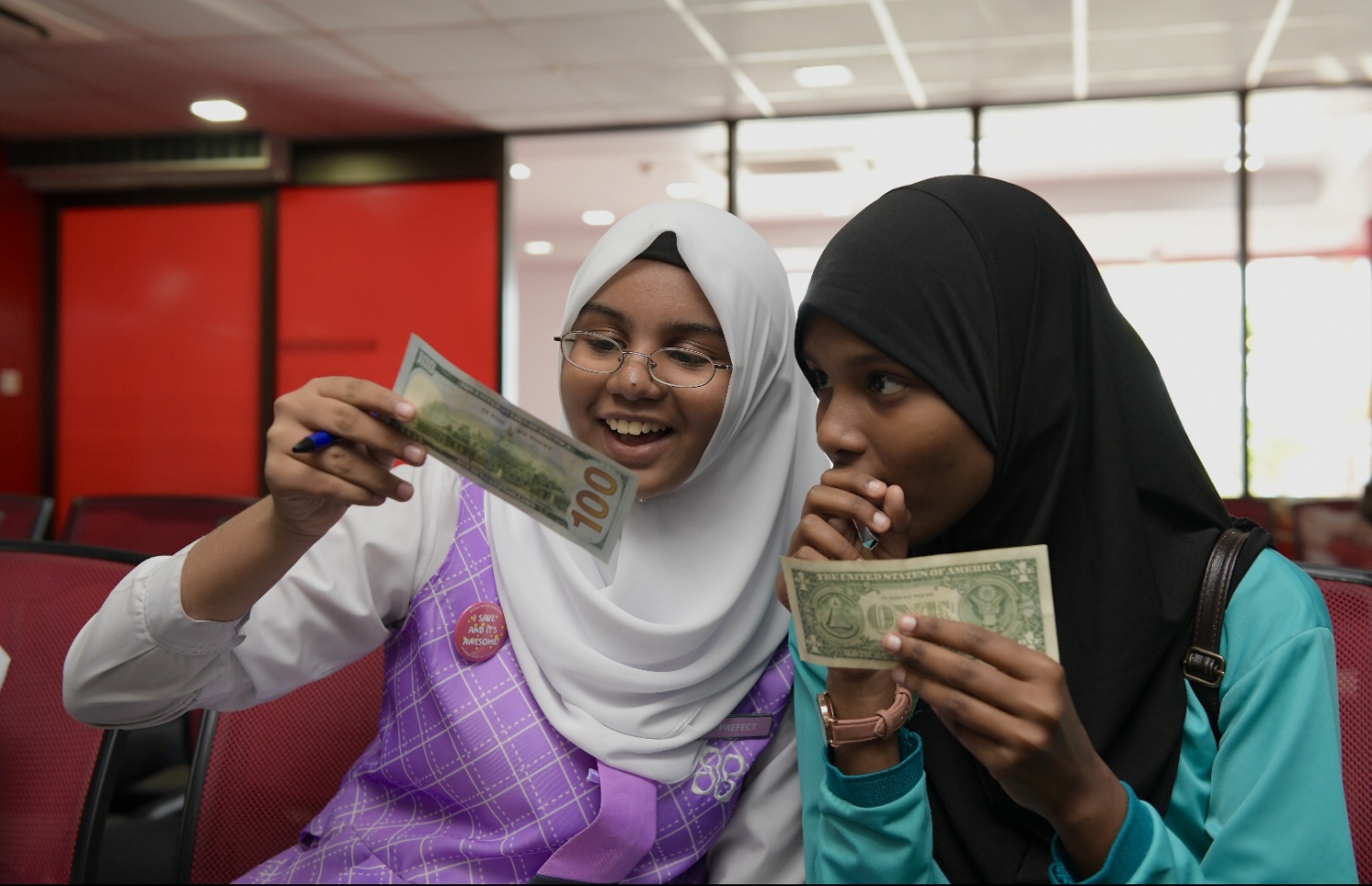 އެމްއެމްއޭ އިން އިސްނަގައިންގެން ބާއްވާ ގްލޯބަލް މަނީ ވީކްގެ ހަރަކާތްތަކުގެ ތެރެއިން ސްކޫލްތަކުގެ ދަރިވަރުން އެމްއެމްއޭ އަދި މާލީ އިދާރާތަކަށް ޒިޔާރަތްކުރުމުގެ ތެރެއިން.---ފޮޓޯ:އެމްއެމްއޭ