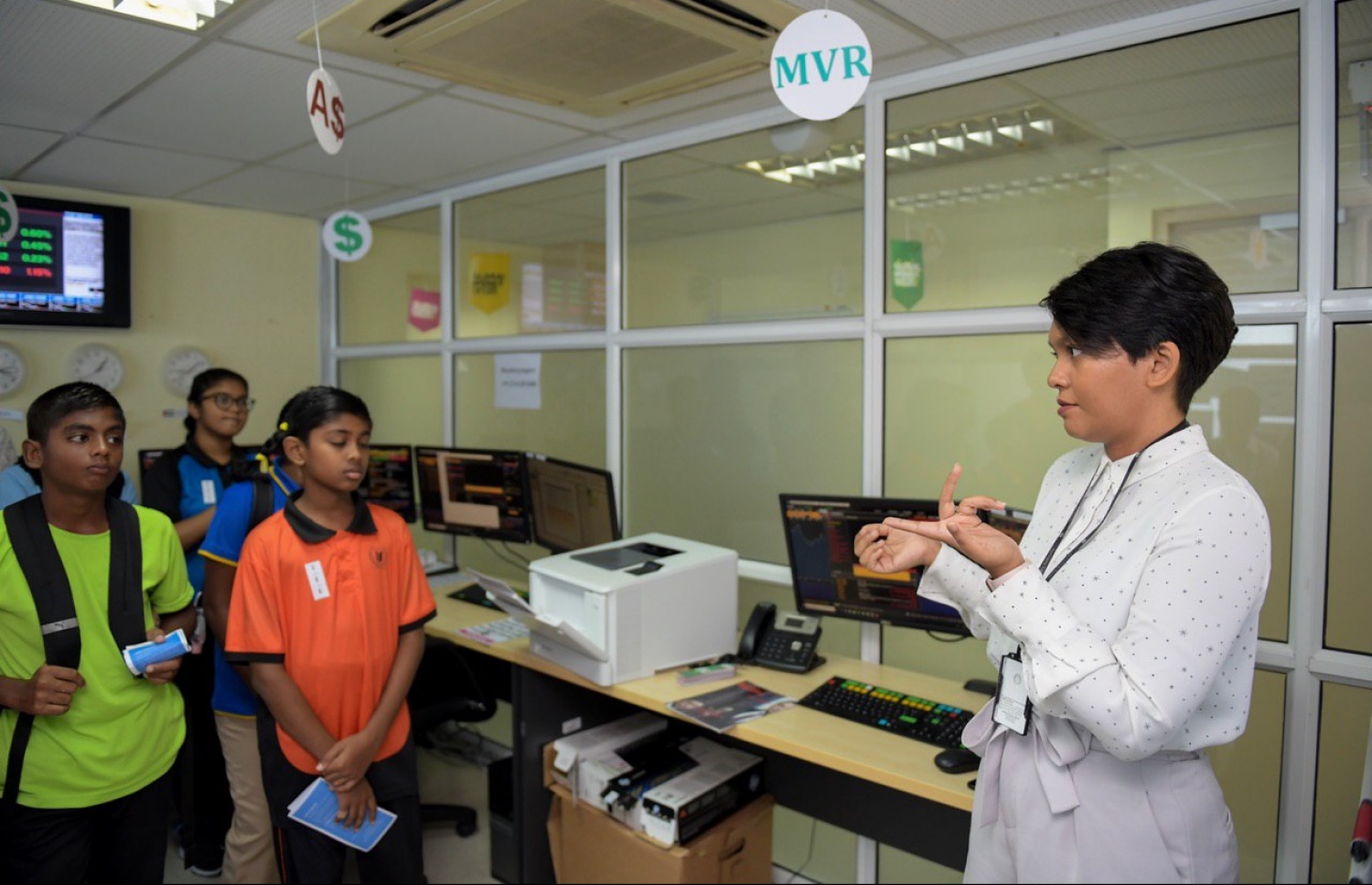 އެމްއެމްއޭ އިން އިސްނަގައިންގެން ބާއްވާ ގްލޯބަލް މަނީ ވީކްގެ ހަރަކާތްތަކުގެ ތެރެއިން ސްކޫލްތަކުގެ ދަރިވަރުން އެމްއެމްއޭ އަދި މާލީ އިދާރާތަކަށް ޒިޔާރަތްކުރުމުގެ ތެރެއިން.---ފޮޓޯ:އެމްއެމްއޭ