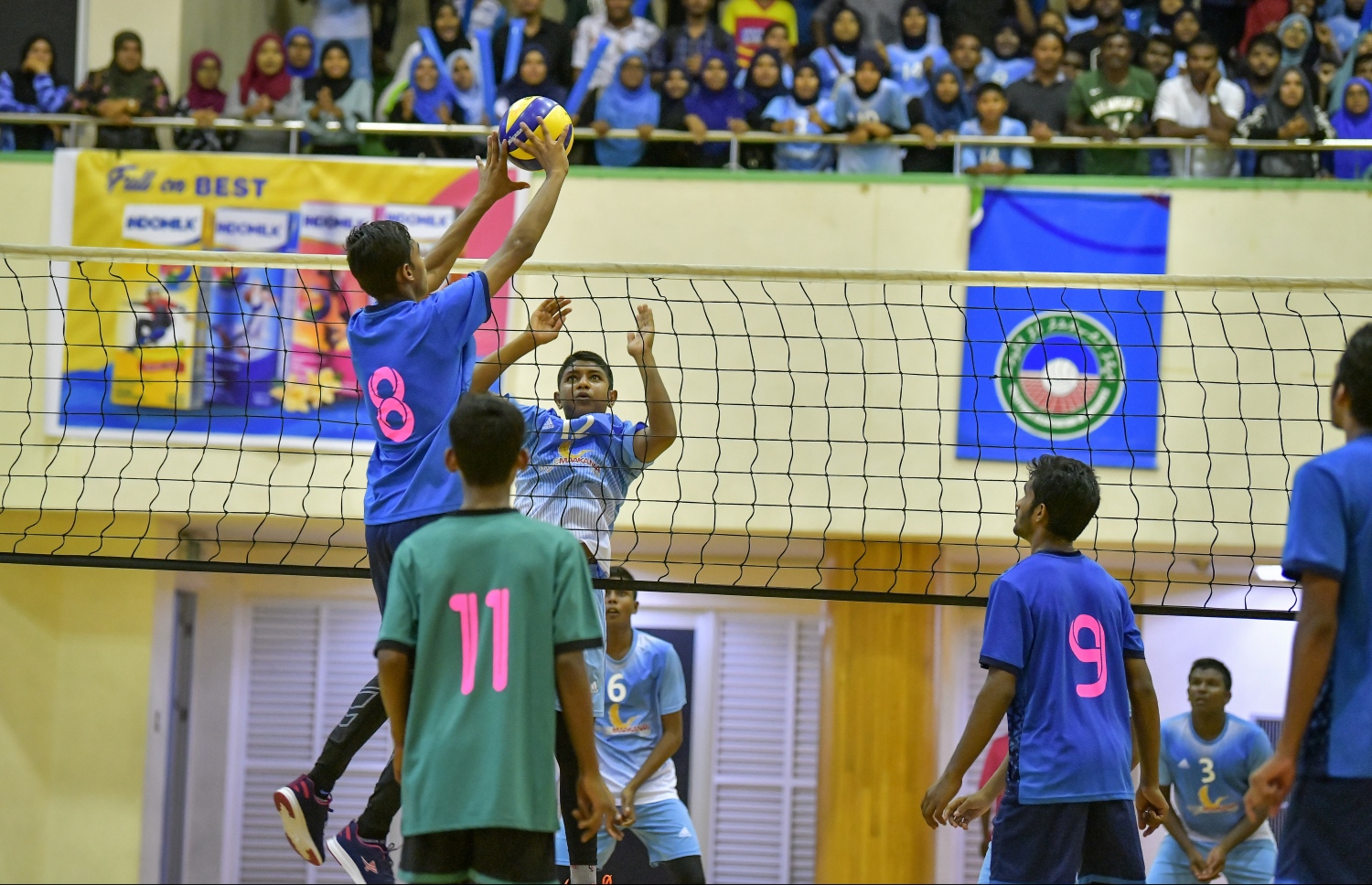 މާޗް 27 ވަނަ ދުވަހު ކުޅުނު އިންޓަ ސްކޫލް ވޮލީބޯޅަ މުބާރާތުގެ ފައިނަލް މެޗުތަކުގެ ތެރެއިން: ވީއޭއެމްގެ ކުރީގެ ލޯގޯގެ ބެނާއެއް. -- ފޮޓޯ: ނިޝާން އަލީ/ މިހާރު