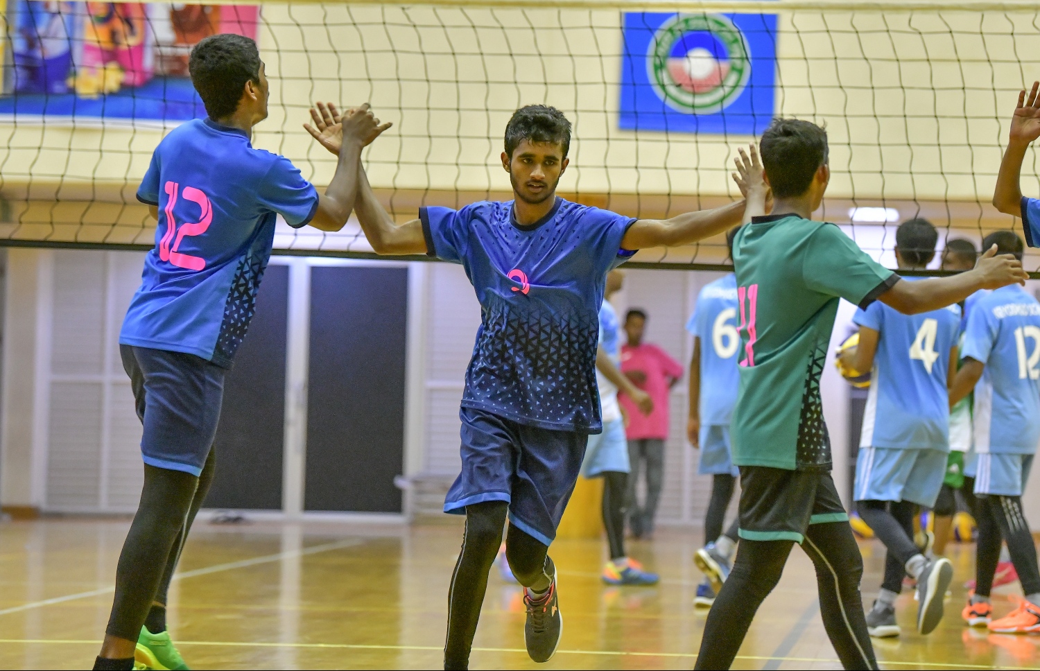 އިންޓަ ސްކޫލް ވޮލީބޯޅަ މުބާރާތުގައި ރޭ ކެޔޮދޫ ސްކޫލާއި ފ. އަތޮޅު ސްކޫލް ބައްދަލުކުރި މެޗުގެ ތެރެއިން. -- ފޮޓޯ: ނިޝާން އަލީ/ މިހާރު