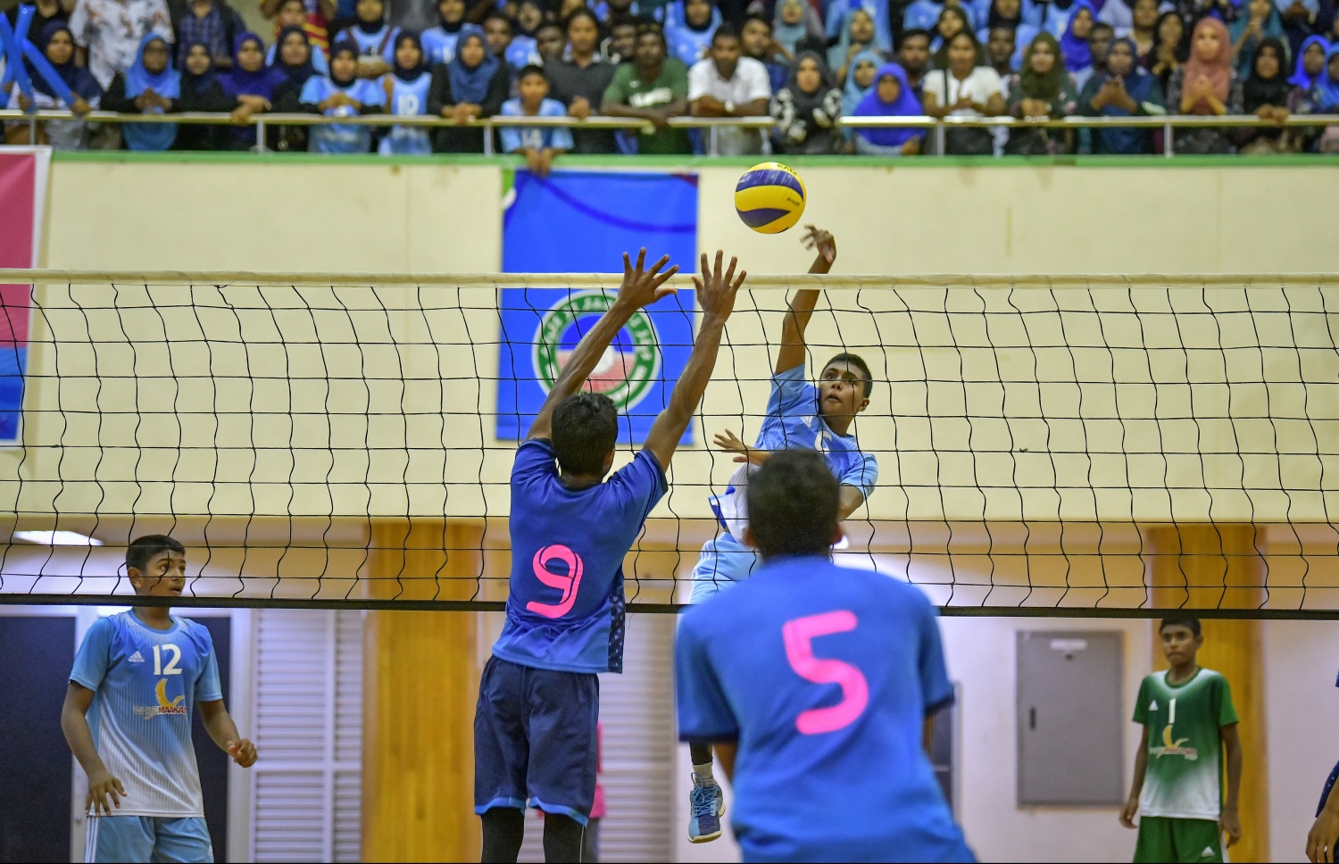 އިންޓަ ސްކޫލް ވޮލީބޯޅަ މުބާރާތުގައި ރޭ ކެޔޮދޫ ސްކޫލާއި ފ. އަތޮޅު ސްކޫލް ބައްދަލުކުރި މެޗުގެ ތެރެއިން. -- ފޮޓޯ: ނިޝާން އަލީ/ މިހާރު