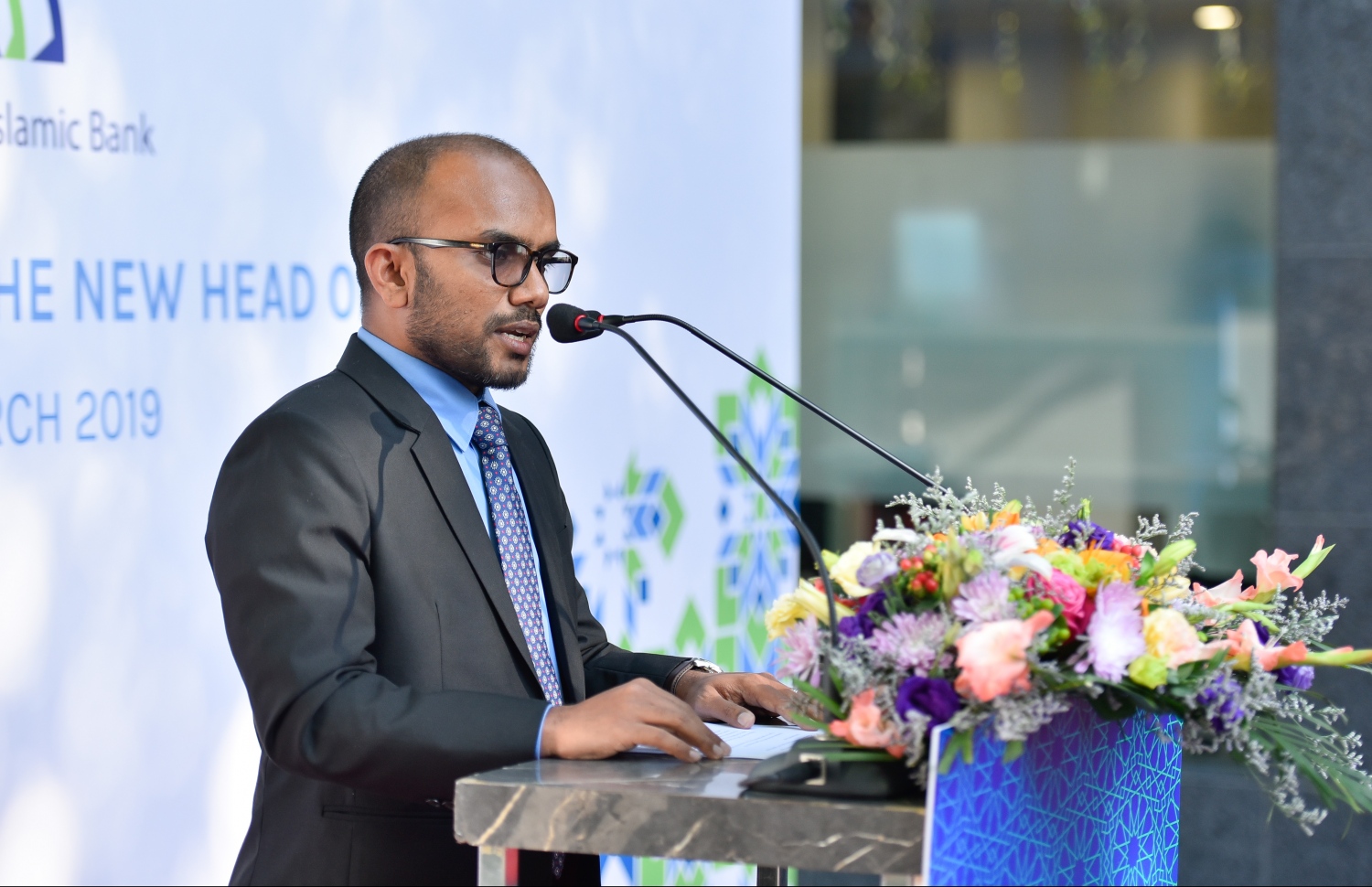 މާލެ: މާޗް 27، 2019- މޯލްޑިވްސް އިސްލާމިކް ބޭންކުގެ އާ ހެޑް އޮފީސް ހުޅުވުމުގެ ހަފްލާގައި ފިނޭންސް މިނިސްޓަރު އިބްރާޙިމް އަމީރު ވާހަކަދައްކަވަނީ.---ފޮޓޯ: ހުސައިން ވަހީދު/މިހާރު