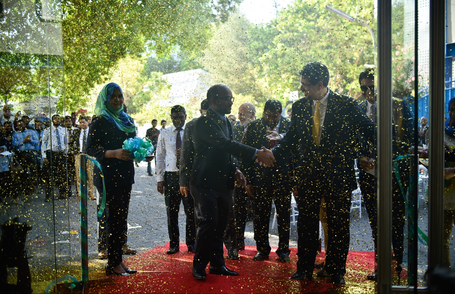 މާލެ: މާޗް 27، 2019- މޯލްޑިވްސް އިސްލާމިކް ބޭންކުގެ އާ ހެޑް އޮފީސް ފިނޭންސް މިނިސްޓަރު އިބްރާޙިމް އަމީރު އަދި އައިސީޑީގެ ސީއީއޯ އައިމަން އަމީން ސެޖިނީ ހުޅުވައިދެއްވަނީ.---ފޮޓޯ: ހުސައިން ވަހީދު/މިހާރު