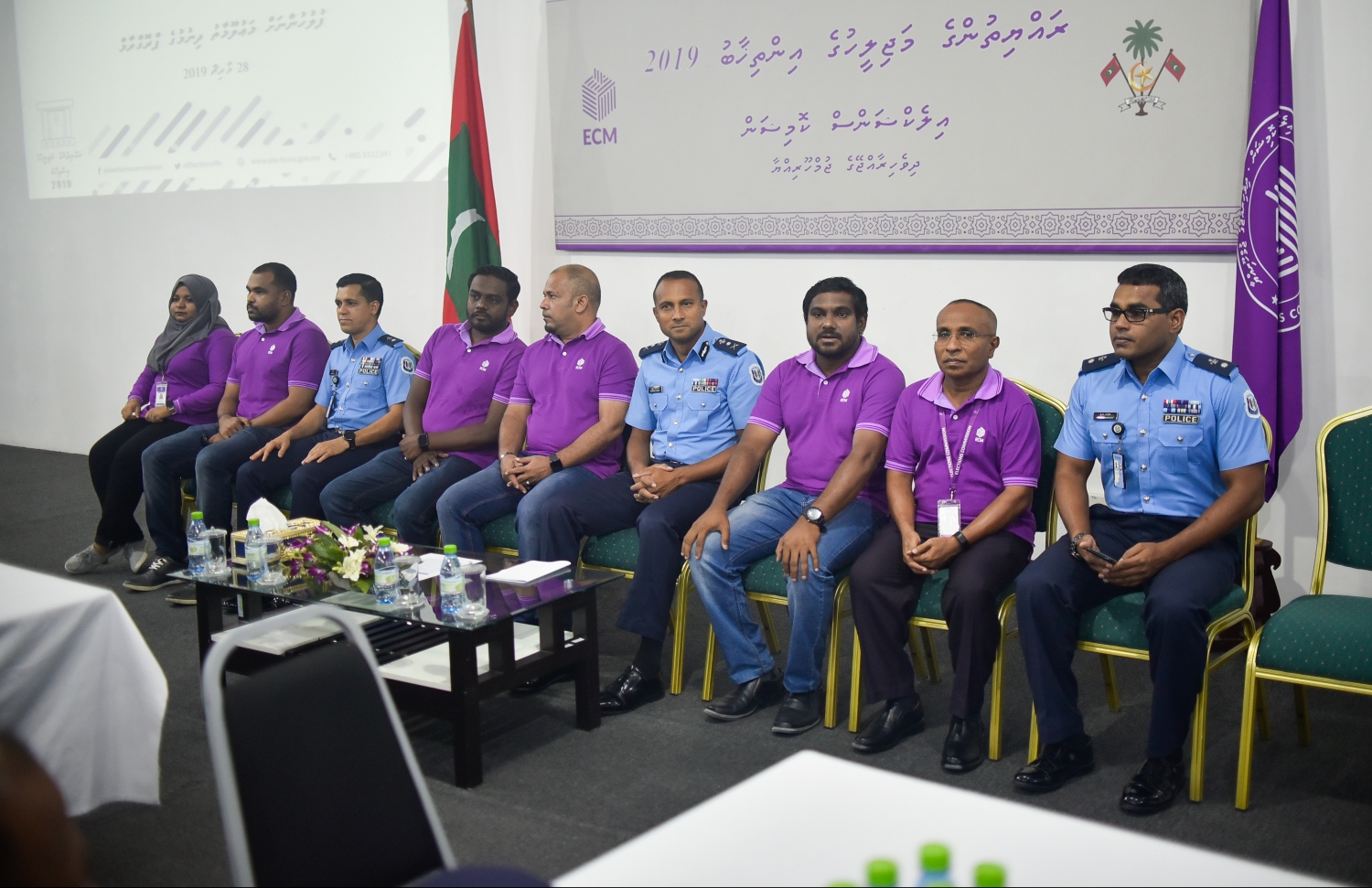 ފުލުހުންނަށް، އިންތިޚާބާ ގުޅޭ މައުލޫމާތު ދިނުމަށް މިއަދު ބޭއްވި ބައްދަލުވުމުގައި ފުލުހުންގެ އިސްވެރިންނާއި އީސީގެ މެމްބަރުން ބައިވެރިވެވަޑައިގަންނަވަނީީ.-- ފޮޓޯ: ހުސެއިން ވަހީދު/ މިހާރު