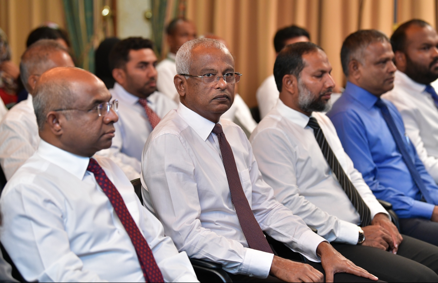 ސަރުކާރުގެ މަސައްކަތުގެ 100 ދުވަސް ފާހަގަކުރަން ފެށުމުގެ ރަސްމިއްޔާތުގައި ރައީސް އިބްރާހިމް މުހައްމަދު ސޯލިހް، އެމަނިކުފާނުގެ ވަޒީރުންނާ އެކު ބައިވެރިވެވަޑައިގަންނަވަނީ. --ފޮޓޯ: އަލީ ނިޝާން/މިހާރު