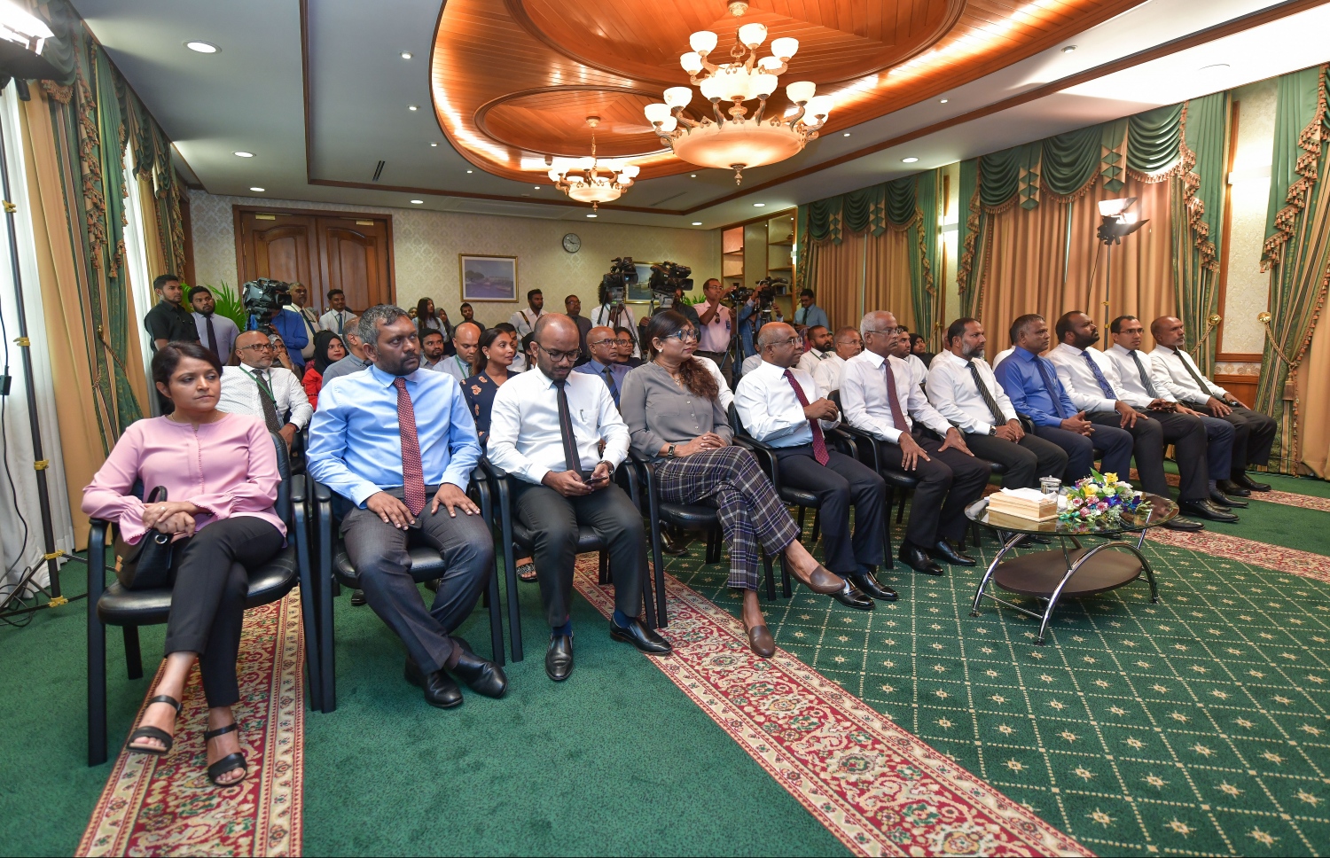 ސަރުކާރުގެ ފުރަތަމަ 100 ދުވަސް ފާހަގަކުރަން ފެށުމުގެ ރަސްމިއްޔާތުގައި ރައީސާއި ވަޒީރުން ބައިވެރިވެވަޑައިގަންނަވަނީ. --ފޮޓޯ: ނިޝާން އަލީ/މިހާރު