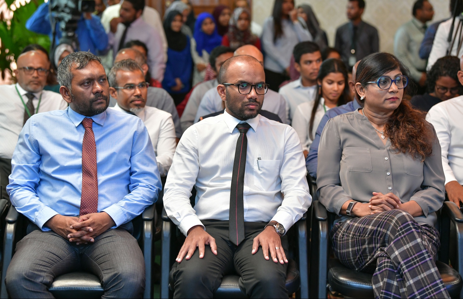 ސަރުކާރުގެ 100 ދުވަސް ފާހަގަކުރަން ފެށުމުގެ ރަސްމިއްޔާތުގައި ވަޒީރުން ބައިވެރިވެވަޑައިގަންނަވަނީ. --ފޮޓޯ: އަލީ ނިޝާން/މިހާރު