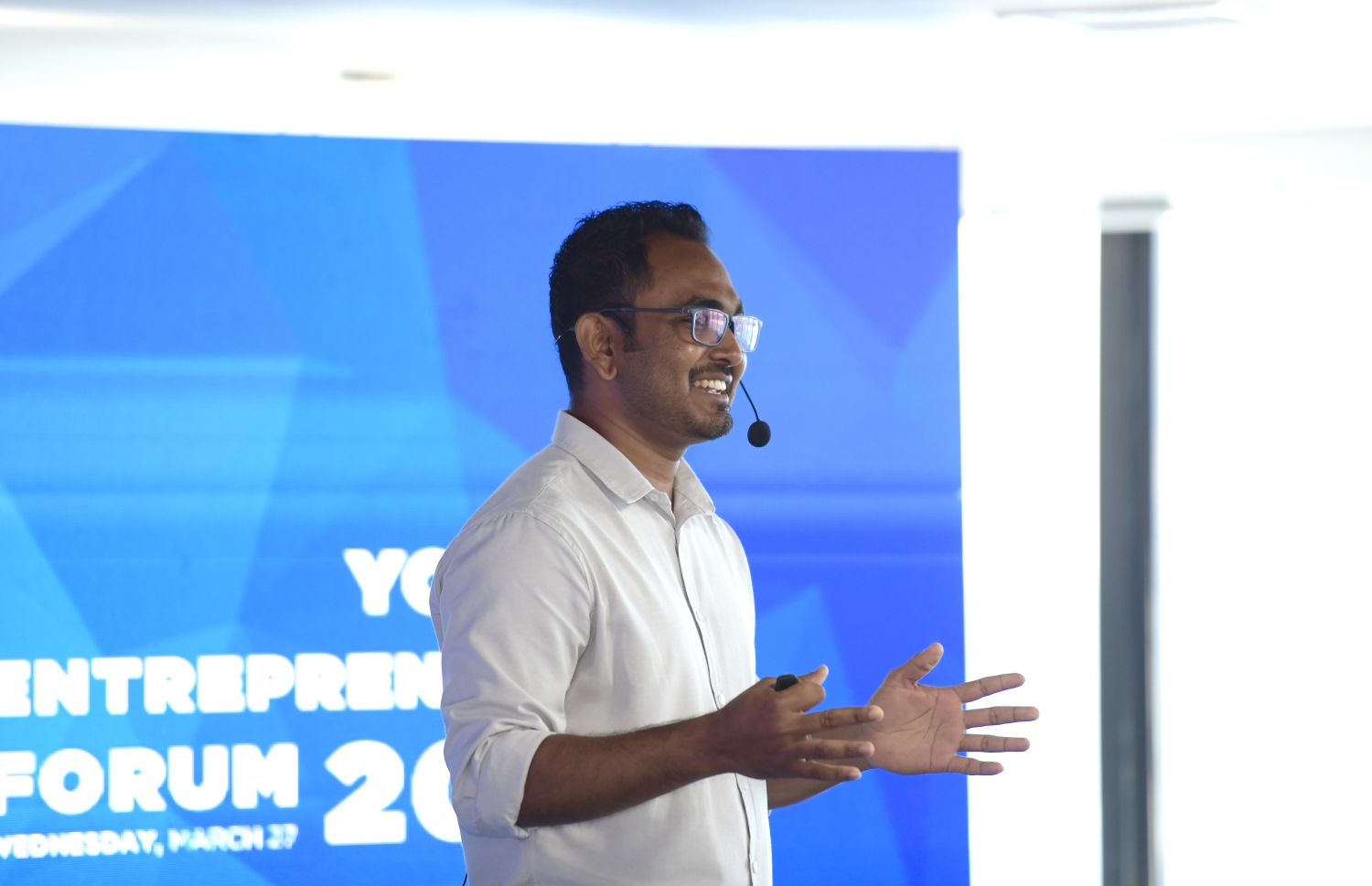 އެމްއެމްއޭއިން ބޭއްވި ފޯރަމްގައި ބައިވެރިއަކު ވާހަކަދައްކަނީ--ފޮޓޯ:އެމްއެމްއޭ