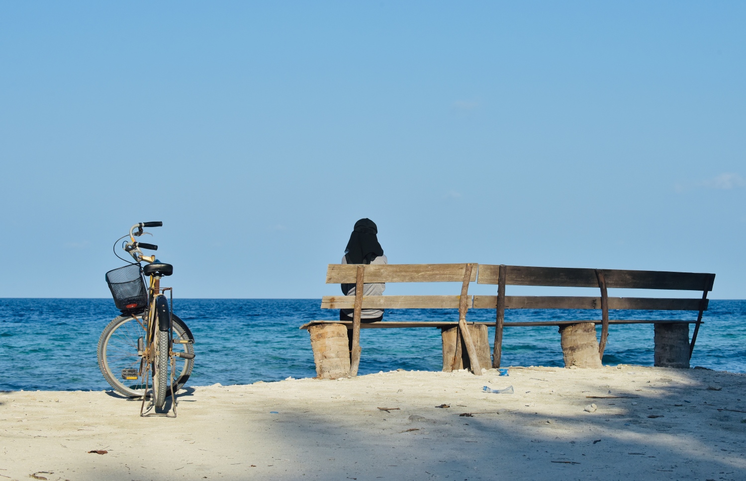 އަތިރިމަތީ ބެންޗެއްގައި މީހަކު އިށީނދެލައިގެން: ނަފްސާނީ ފަރުވާ ބޭނުންވާ މީހުންގެ އެންމެ ބޮޑު ޝަކުވާއަކީ އަވަހަށް ހިދުމަތް ނުލިބުން.-- ފައިލް ފޮޓޯ: ދޯ