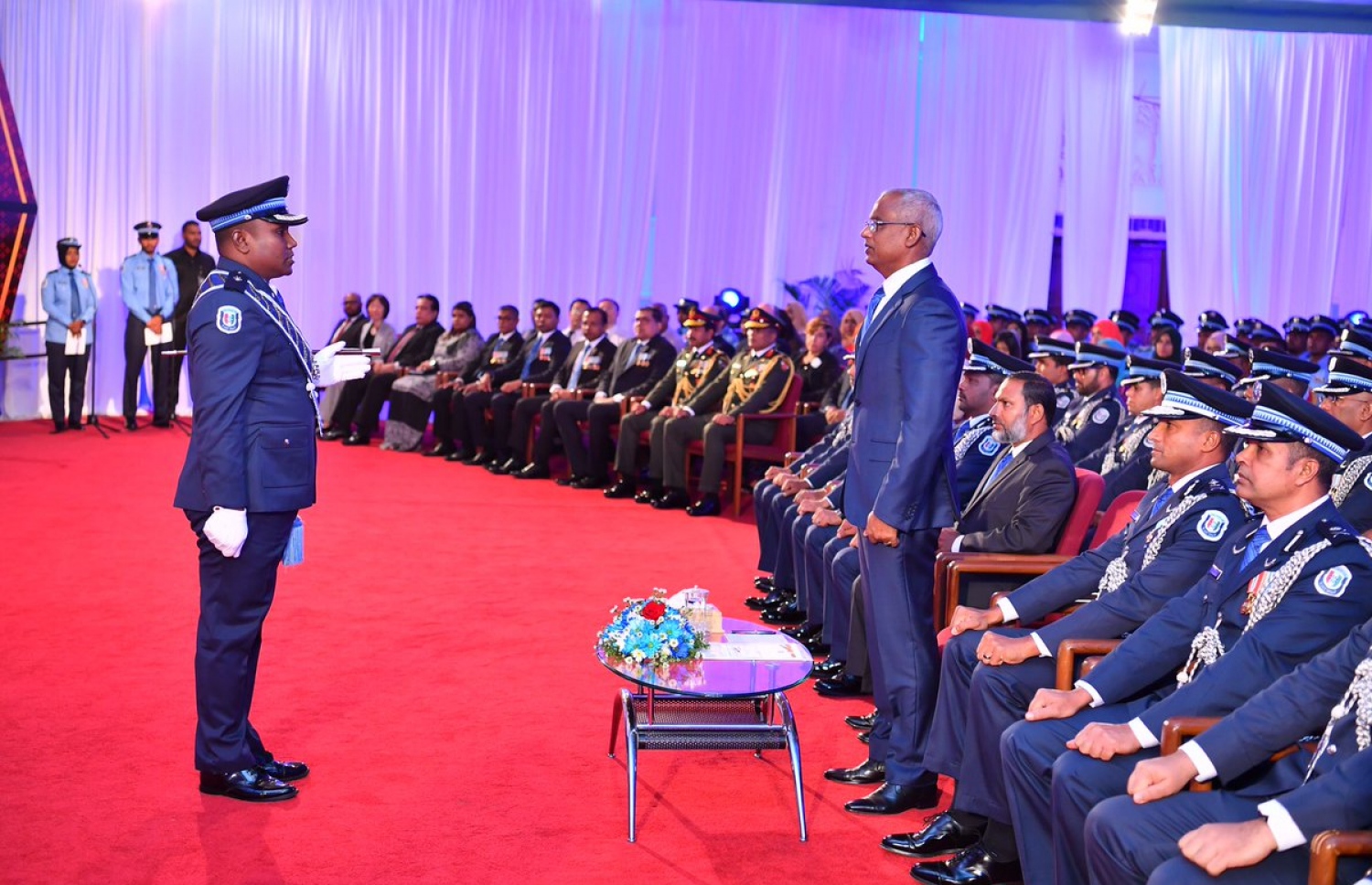 ފުލުހުންގެ 86 ވަނަ އަހަރީ ދުވަހުގެ މުނާސަބަތުގައި މިރޭ ބޭއްވި ޖަލްސާގައި ރައީސް އިބްރާހިމް މުހައްމަދު ސޯލިހް ބައިވެރިވެވަޑައިގަންނަވަނީ.---ފޮޓޯ: ރައީސް އޮފީސް