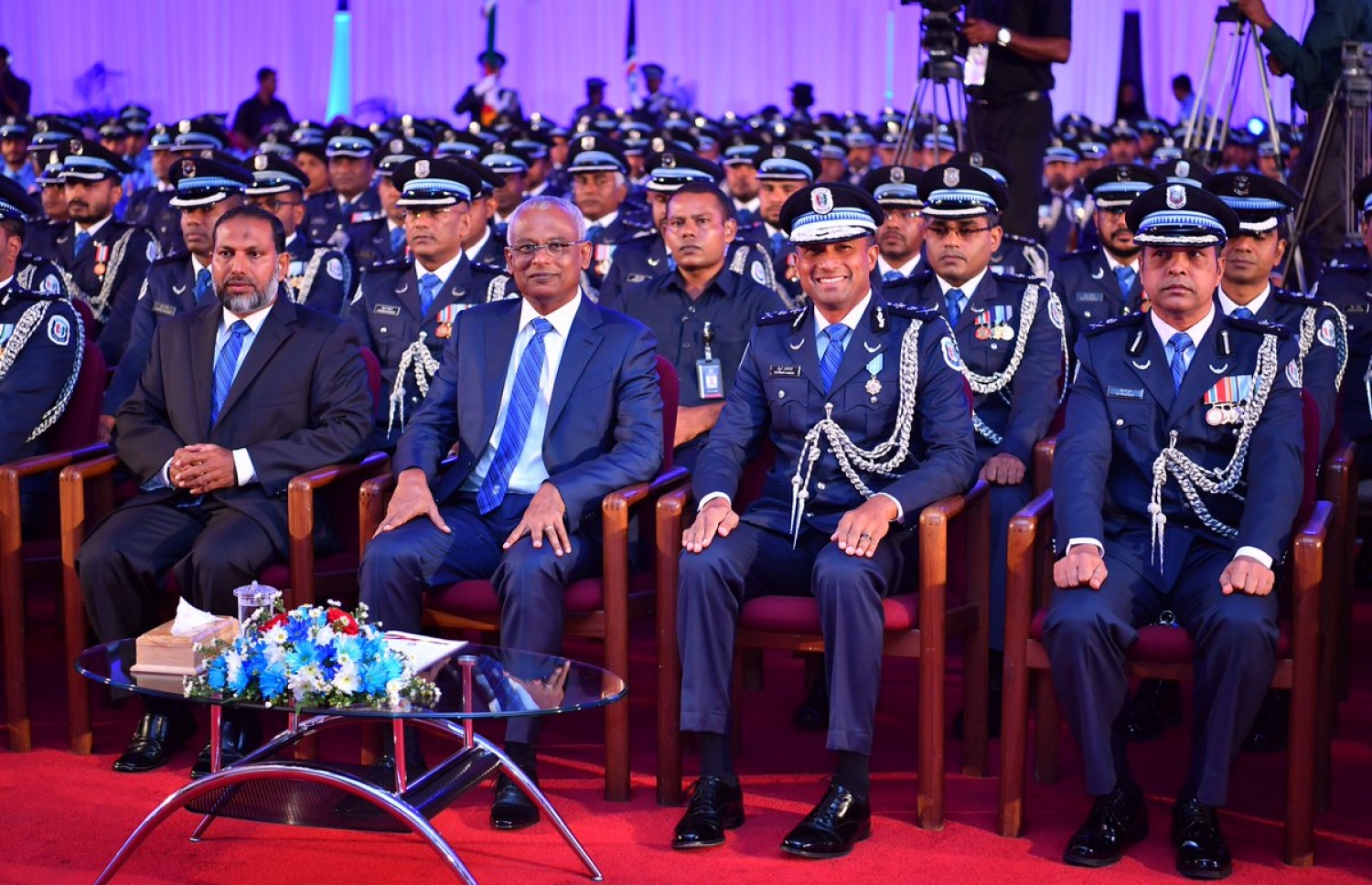 ފުލުހުންގެ 86 ވަނަ އަހަރީ ދުވަހުގެ މުނާސަބަތުގައި މިރޭ ބޭއްވި ޖަލްސާގައި ރައީސް އިބްރާހިމް މުހައްމަދު ސޯލިހާއި ހޯމް މިނިސްޓަރު އިމްރާނާއި ޕޮލިސް ކޮމިޝަނަރު މުހައްމަދު އަދި ފުލުހުންގެ އިސް އޮފިސަރުން ބައިވެރިވެވަޑައިގަންނަވަނީ.---ފޮޓޯ: ރައީސް އޮފީސް